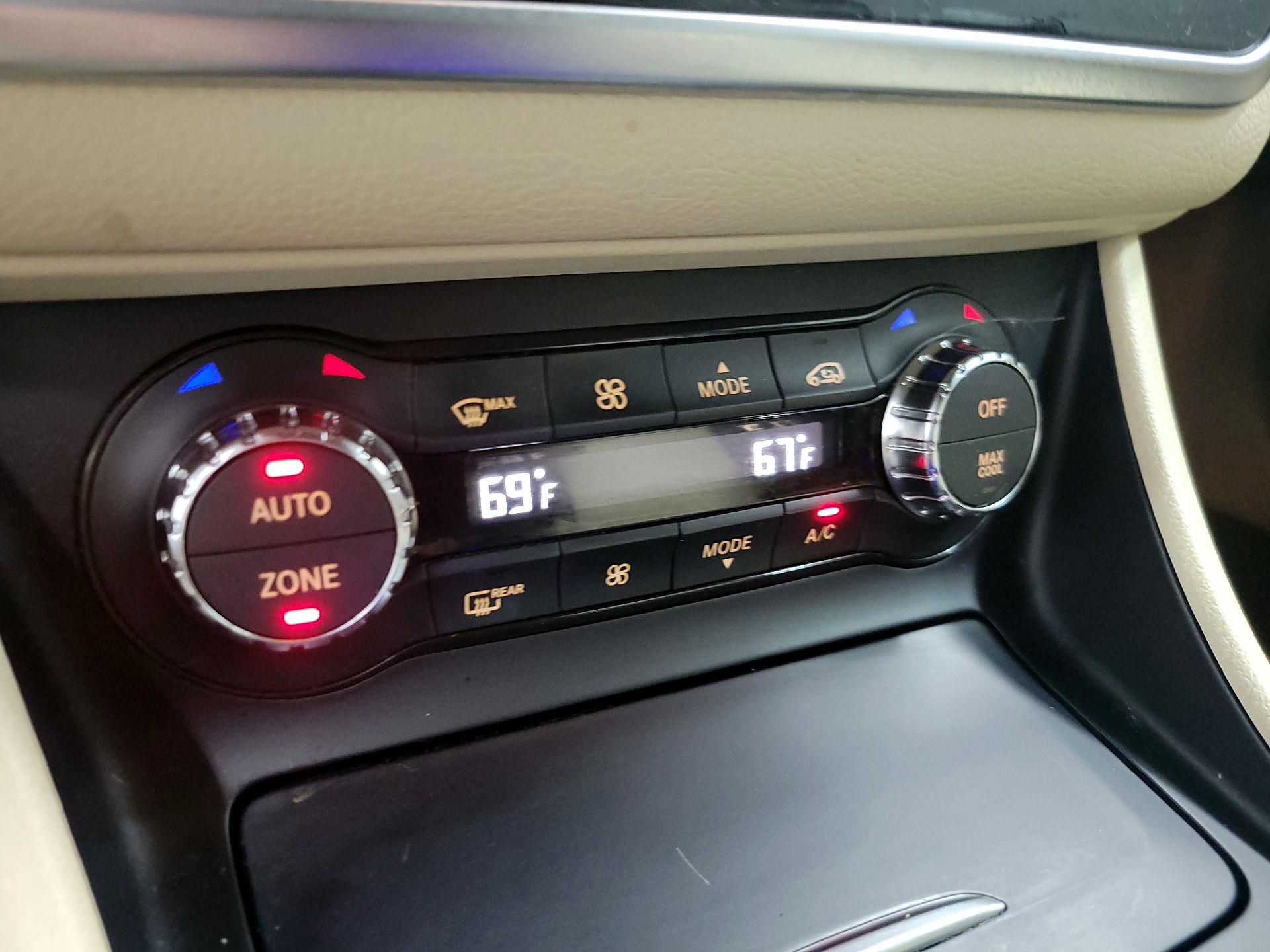 Thumbnail: 2016 Mercedes-Benz GLA - 16