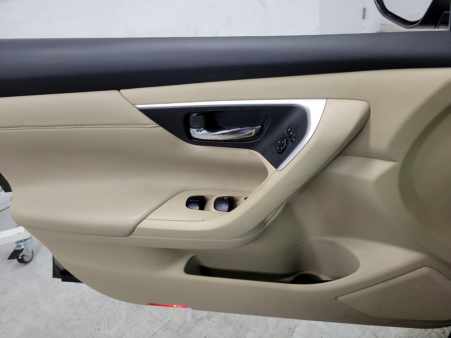 Thumbnail: 2016 Nissan Altima - 12