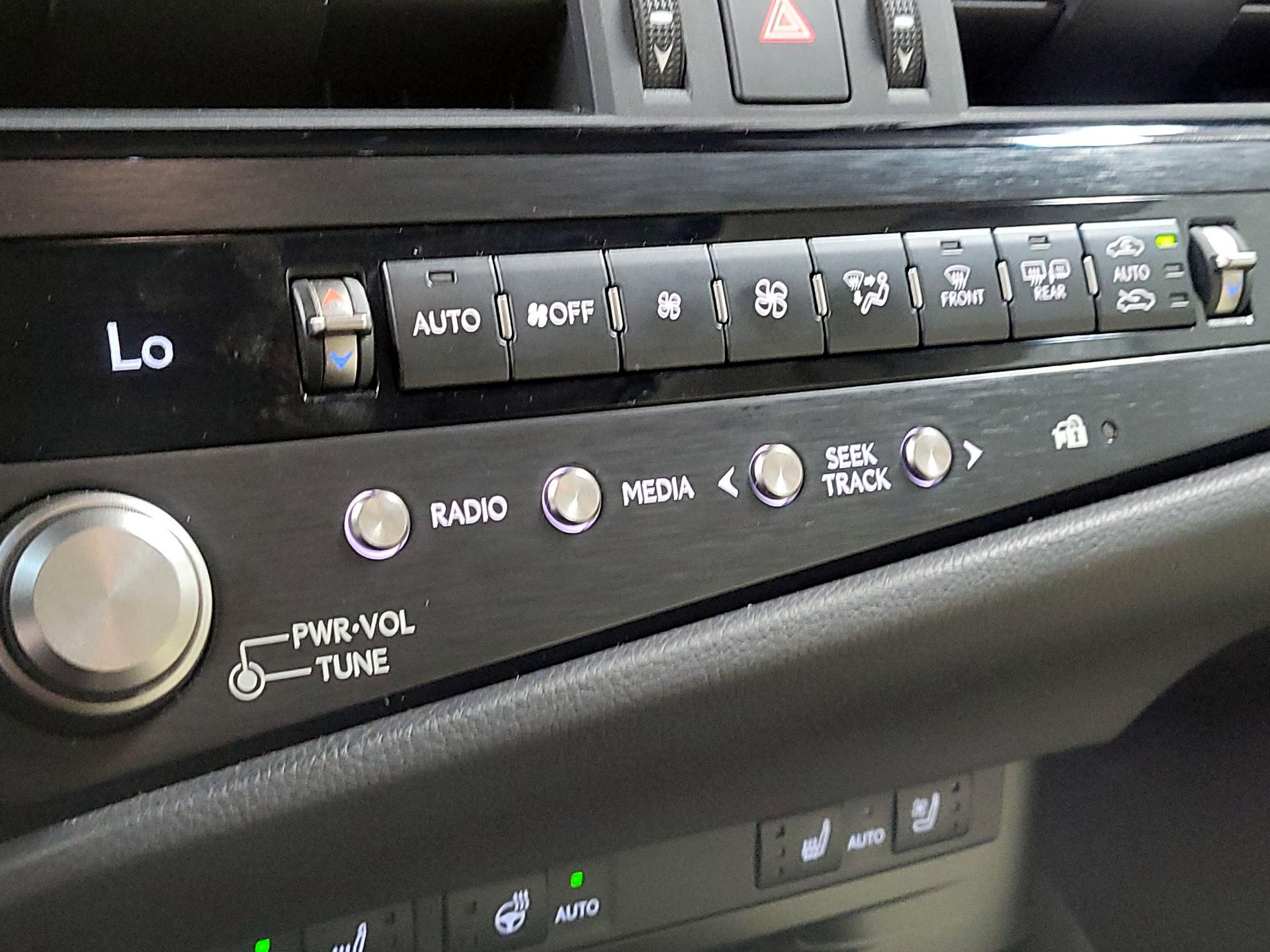 Thumbnail: 2022 Lexus ES - 15