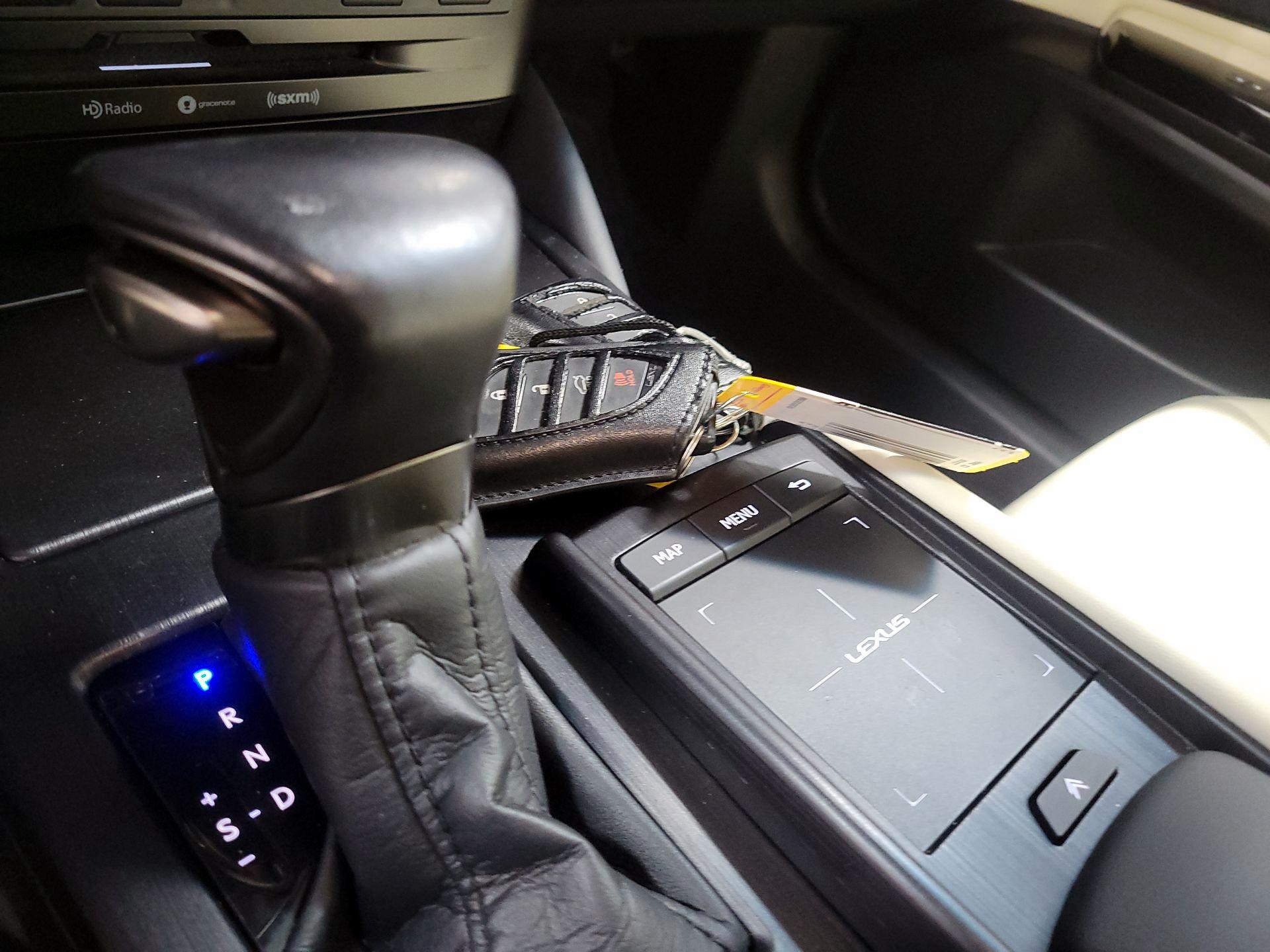 Thumbnail: 2022 Lexus ES - 16