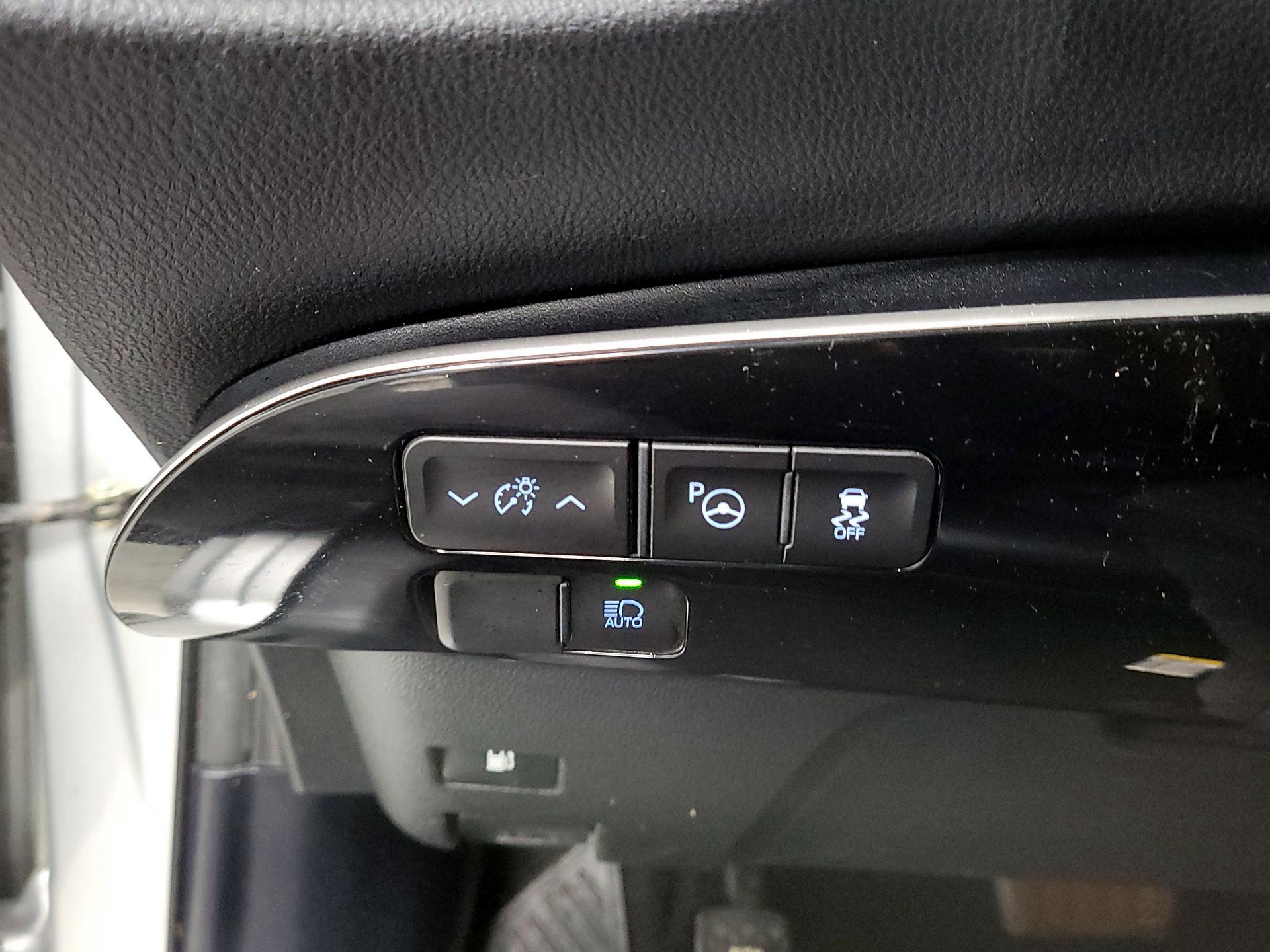 Thumbnail: 2017 Toyota Prius - 13