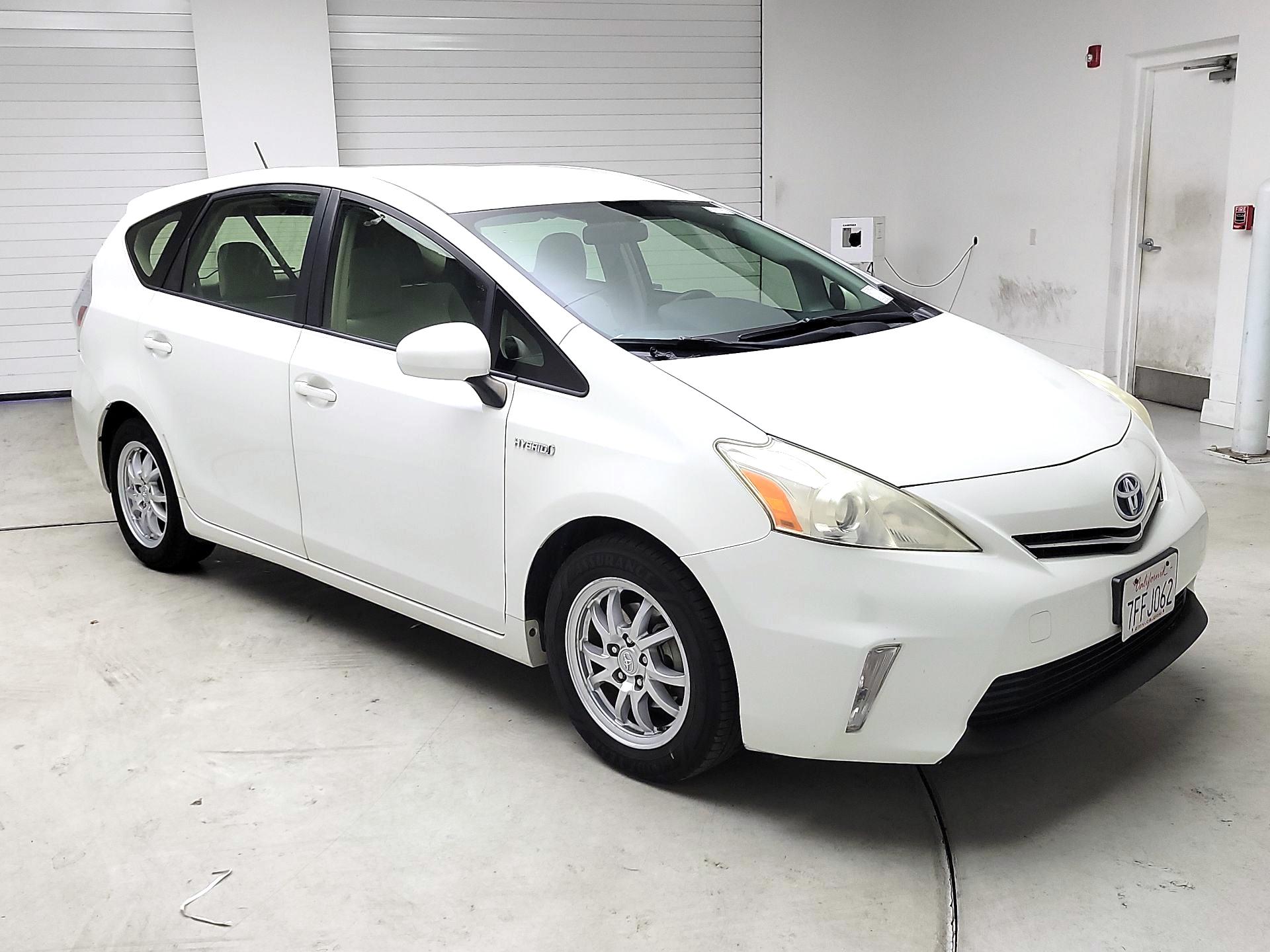2014 Toyota Prius v Three FWD