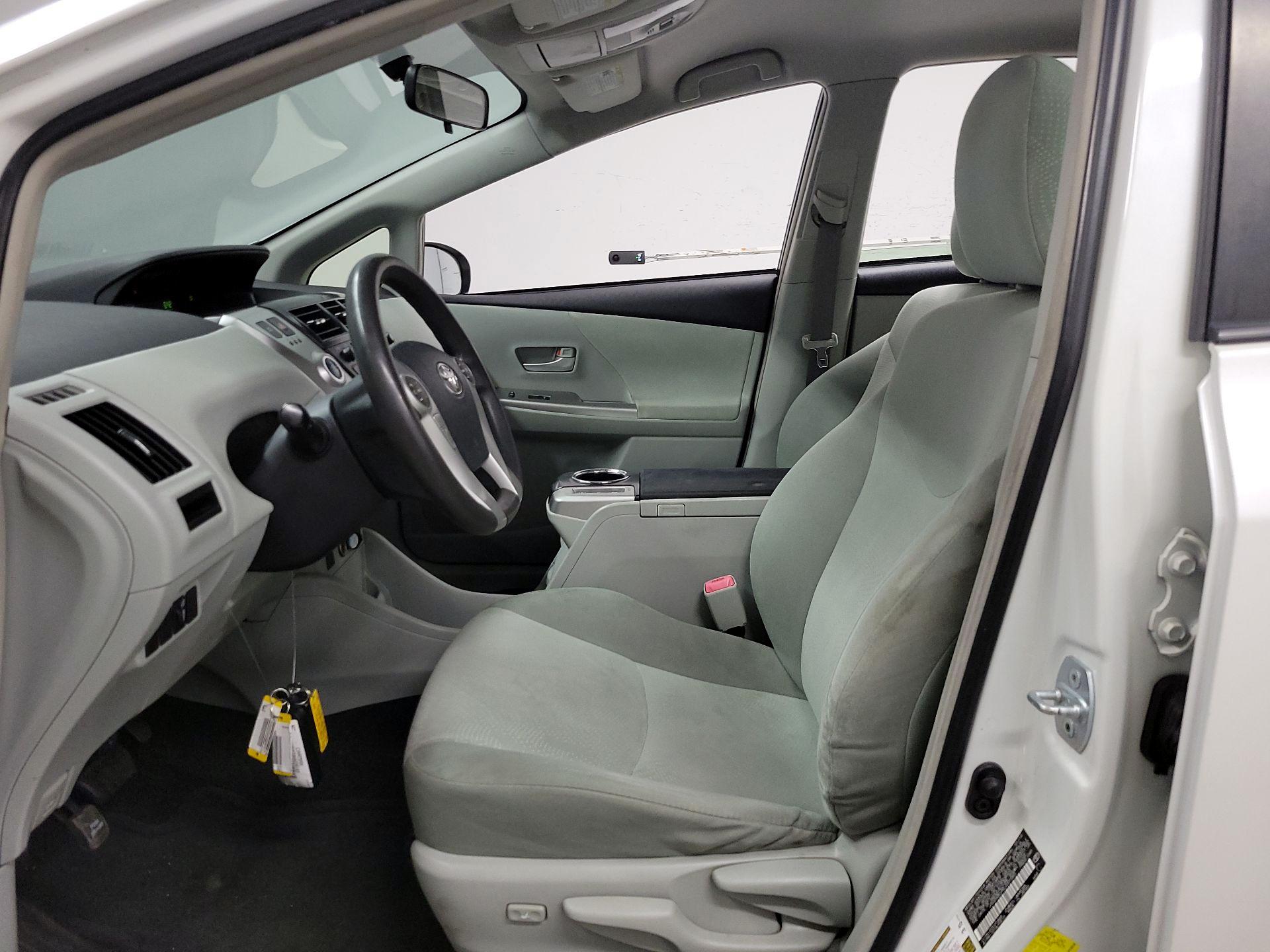 Thumbnail: 2014 Toyota Prius v - 9