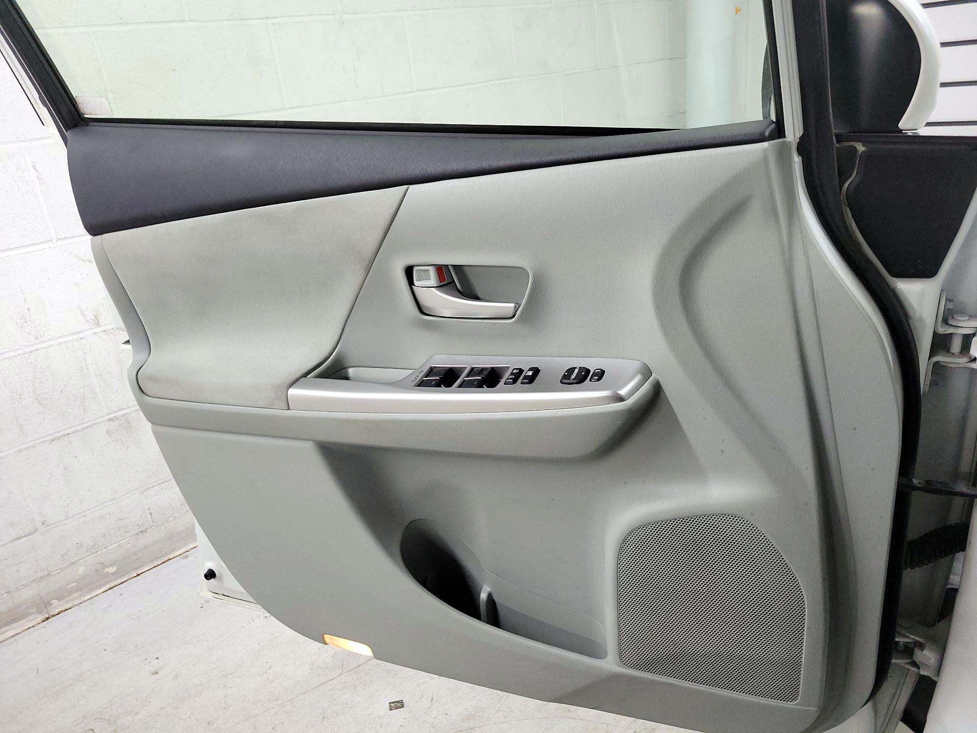 Thumbnail: 2014 Toyota Prius v - 10