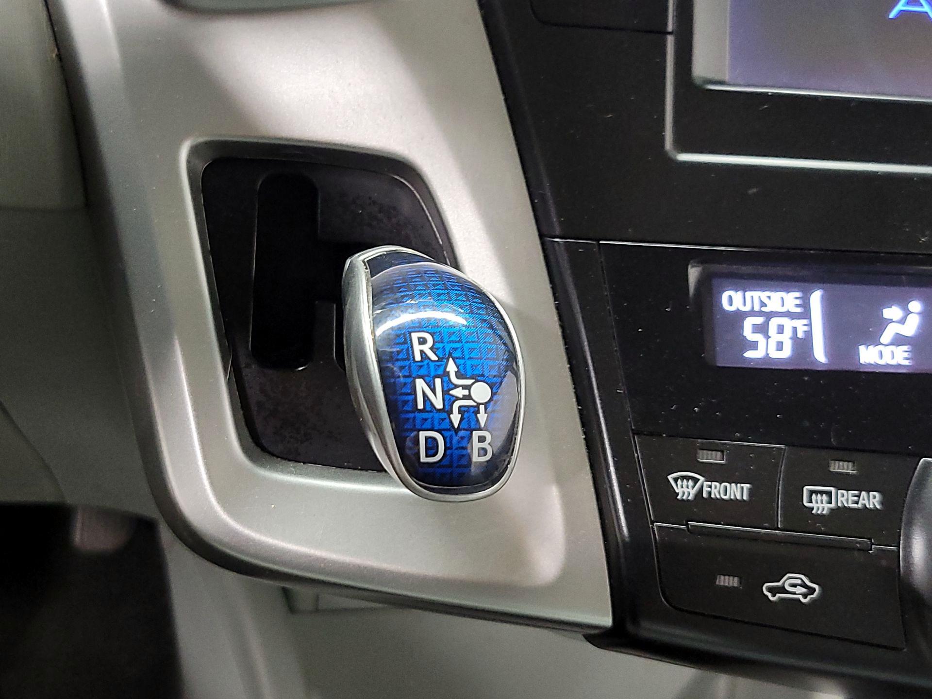 Thumbnail: 2014 Toyota Prius v - 14