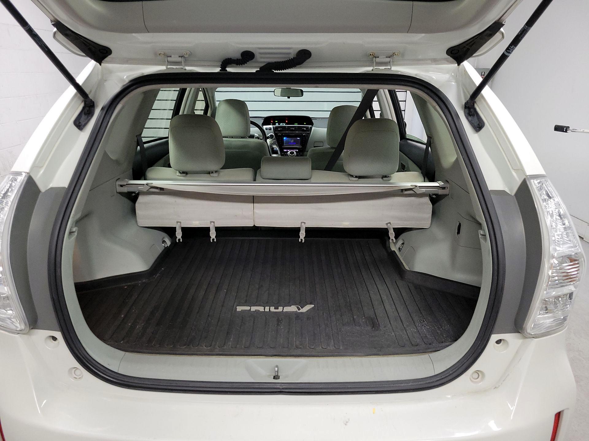 Thumbnail: 2014 Toyota Prius v - 16