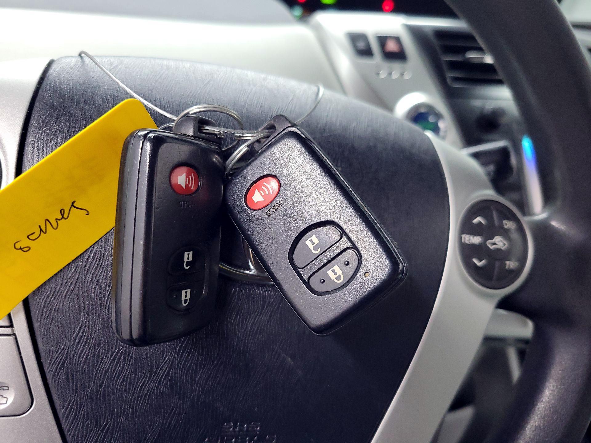 Thumbnail: 2014 Toyota Prius v - 18