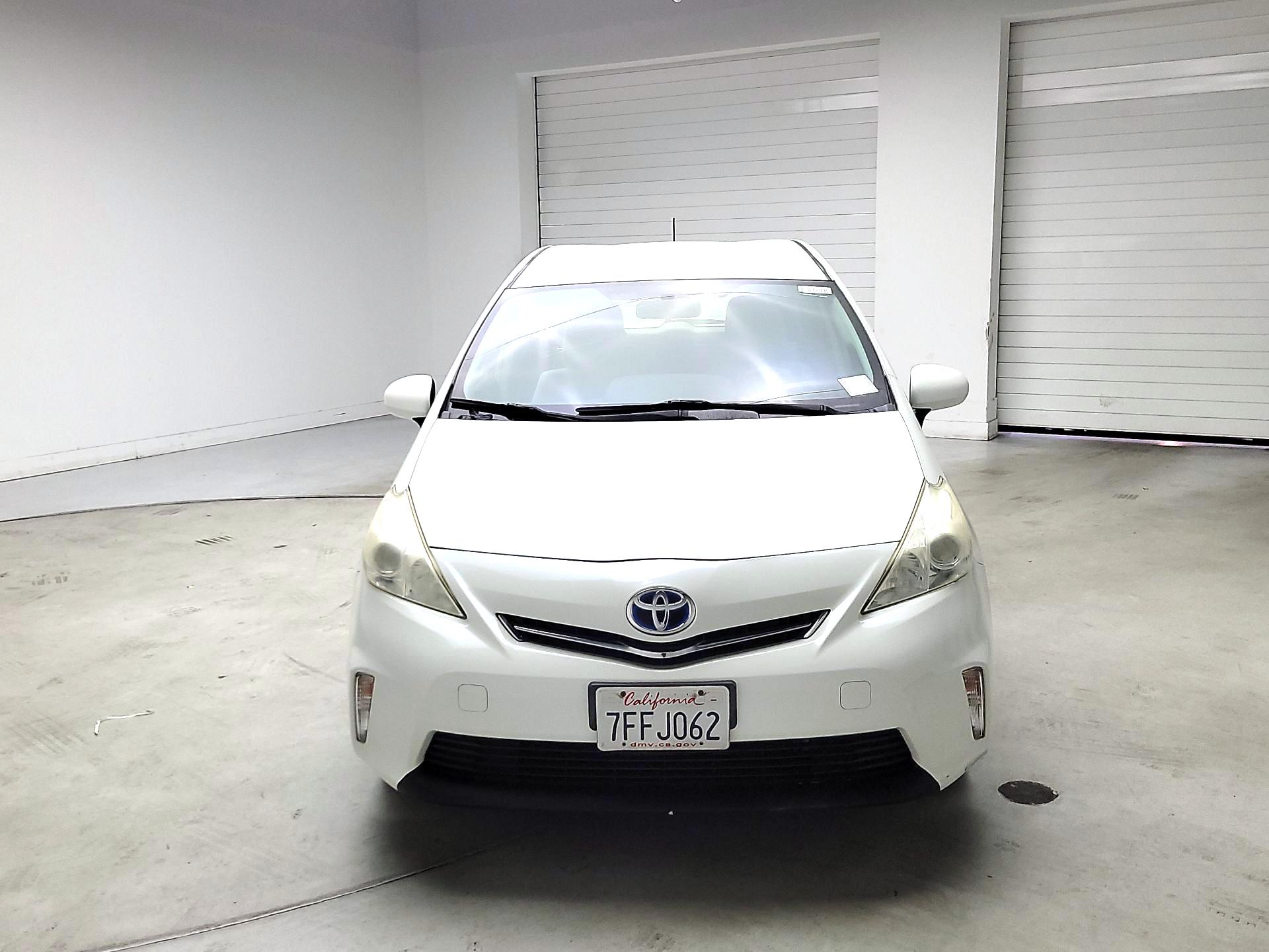 Thumbnail: 2014 Toyota Prius v - 2