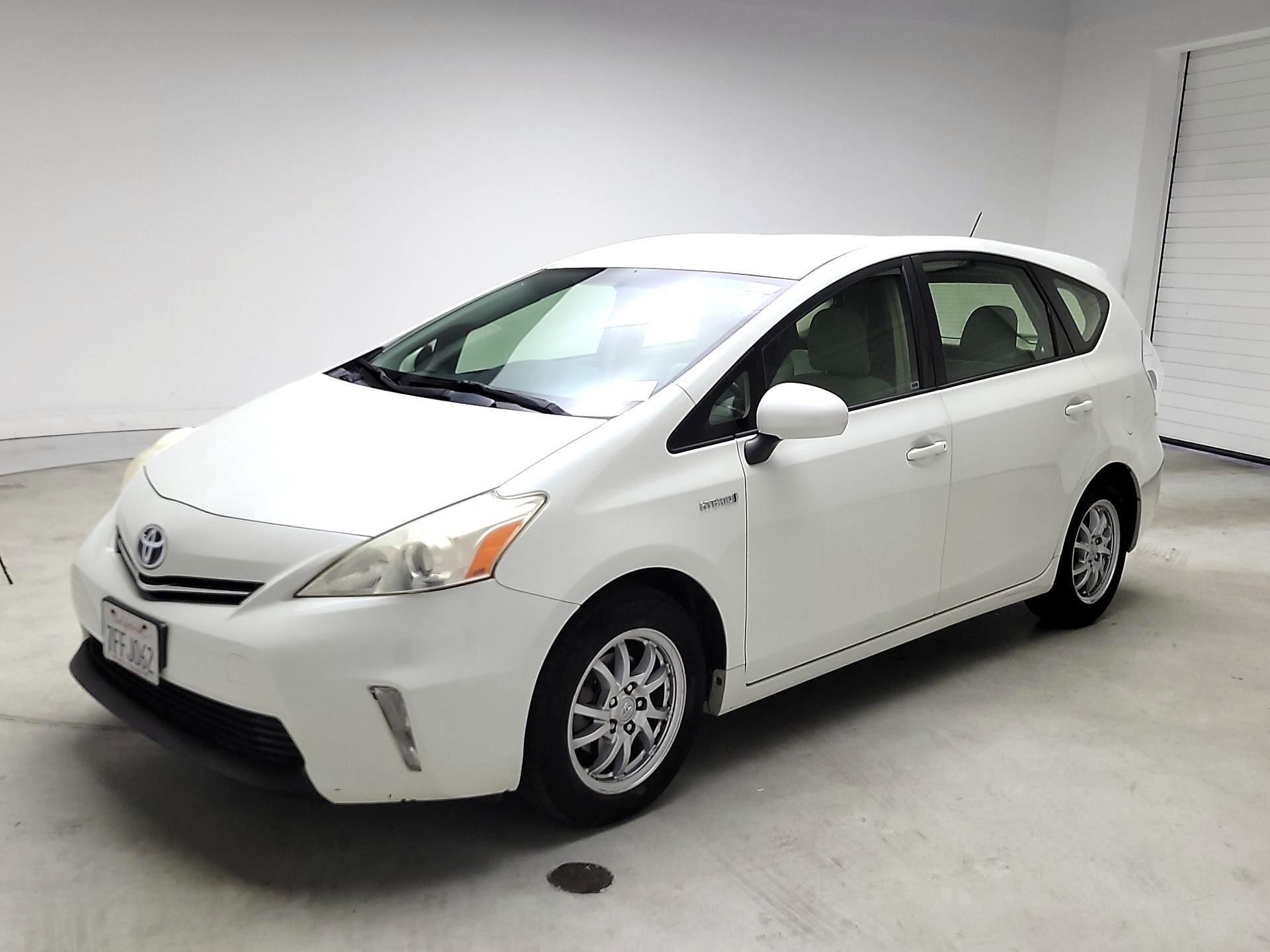 Thumbnail: 2014 Toyota Prius v - 3