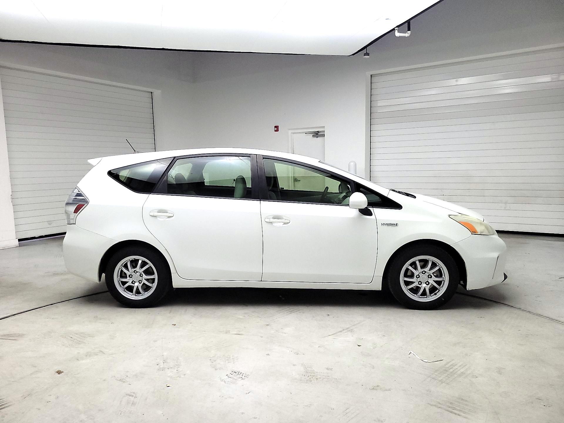 Thumbnail: 2014 Toyota Prius v - 4