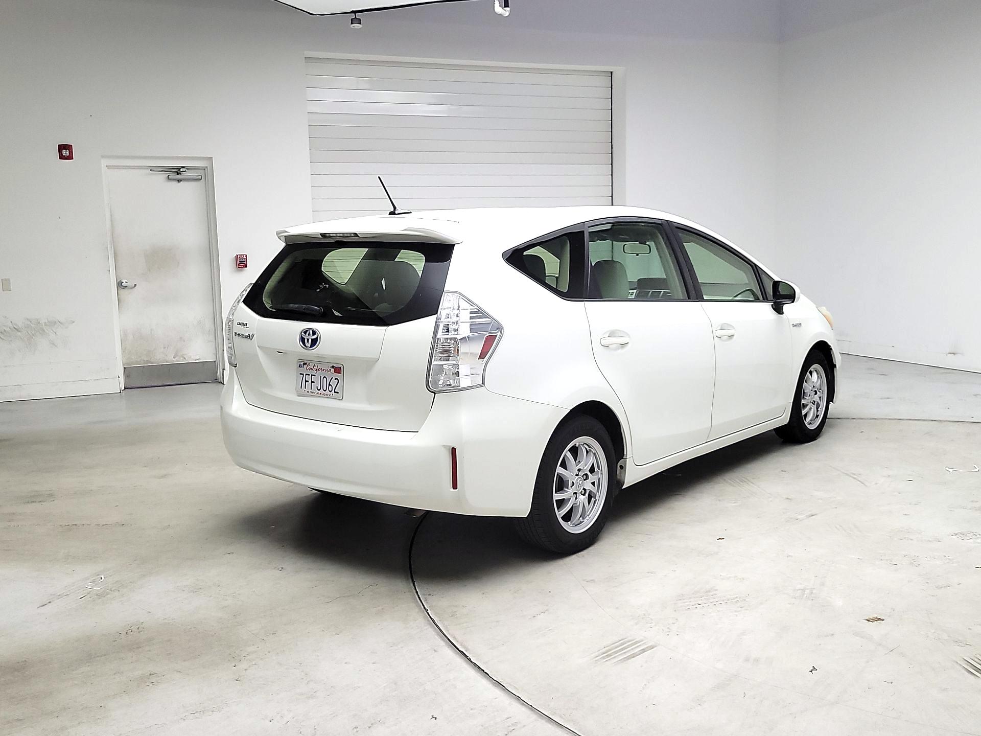 Thumbnail: 2014 Toyota Prius v - 5