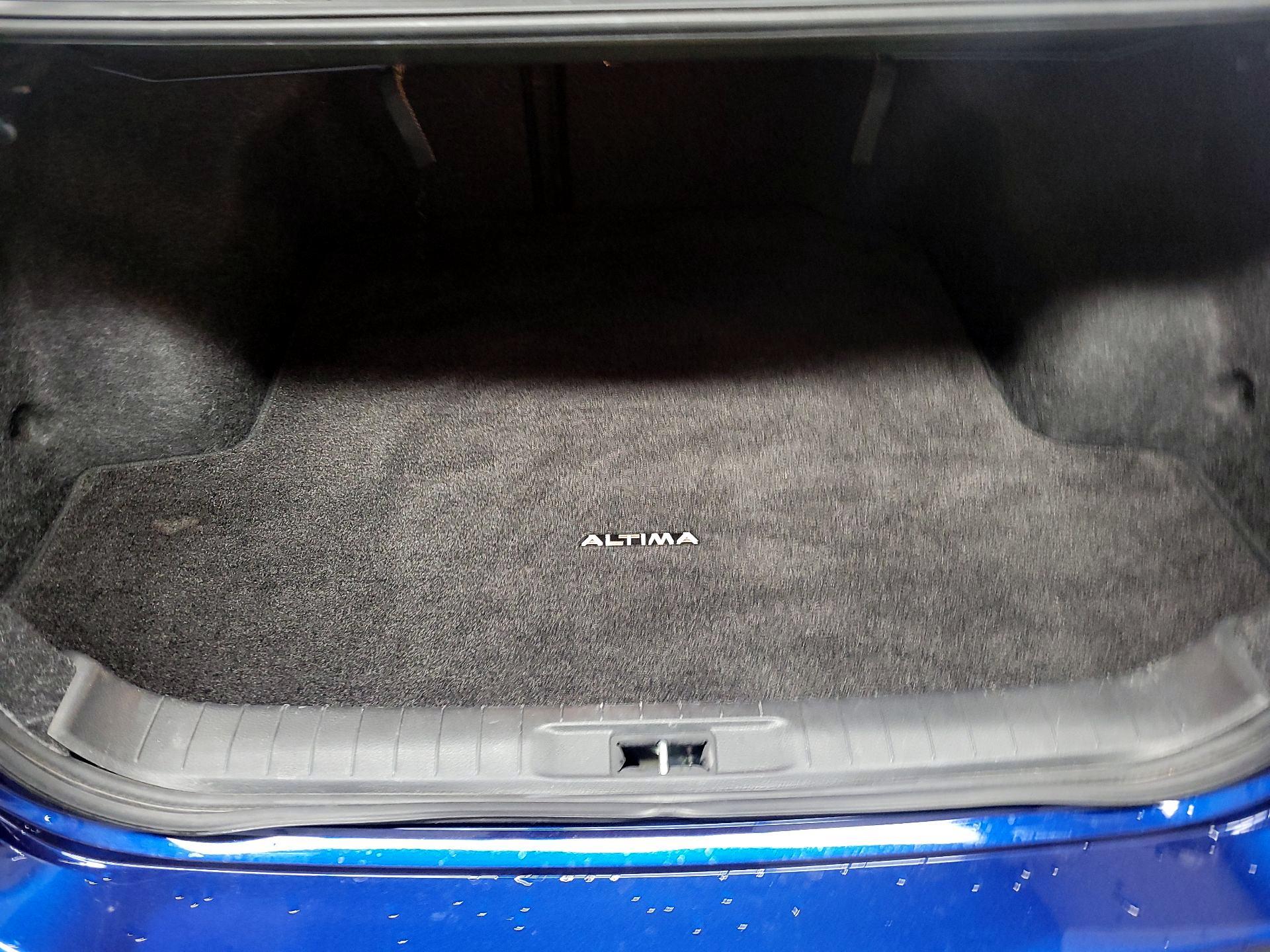 Thumbnail: 2017 Nissan Altima - 16