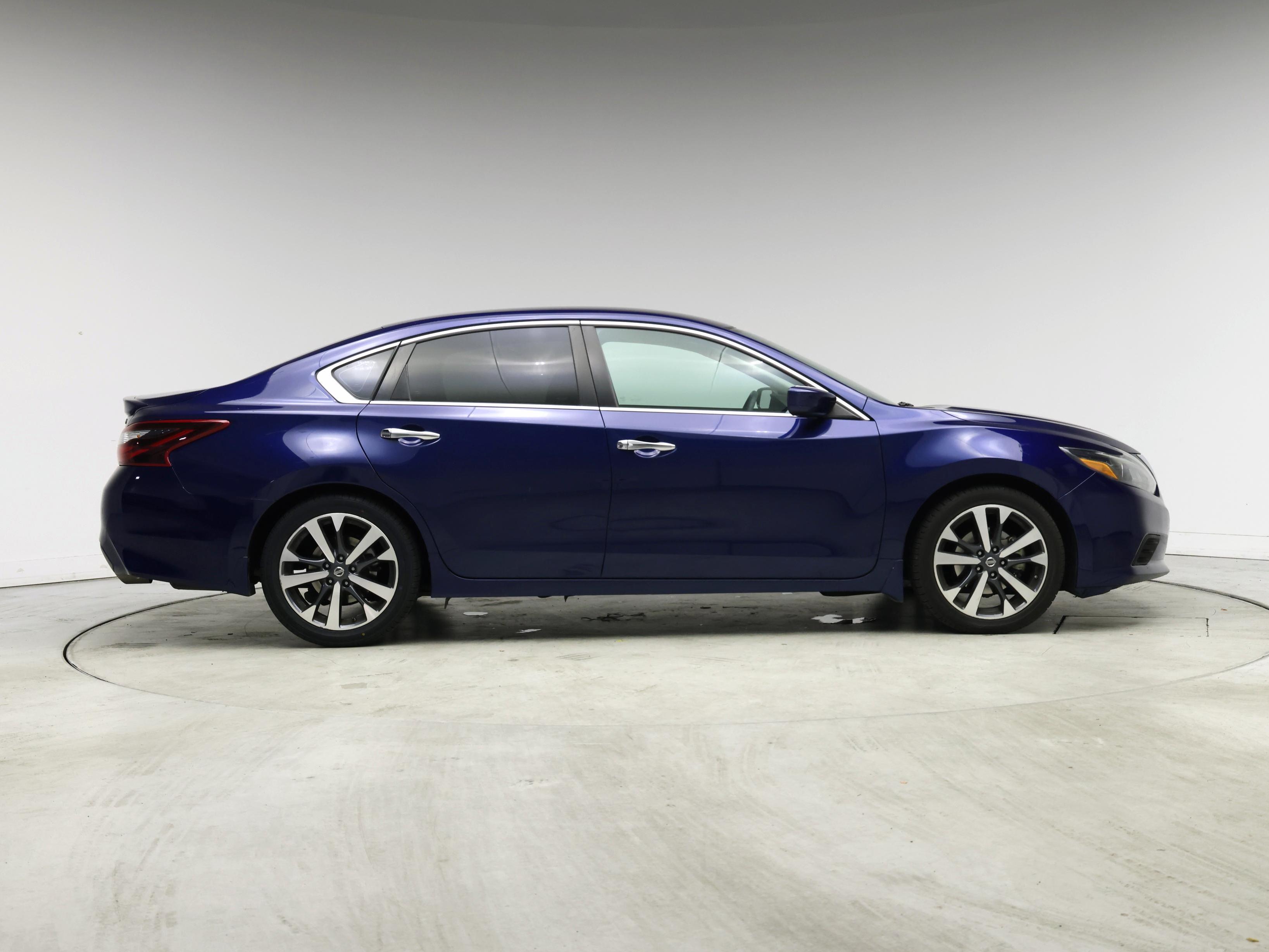 Thumbnail: 2017 Nissan Altima - 7