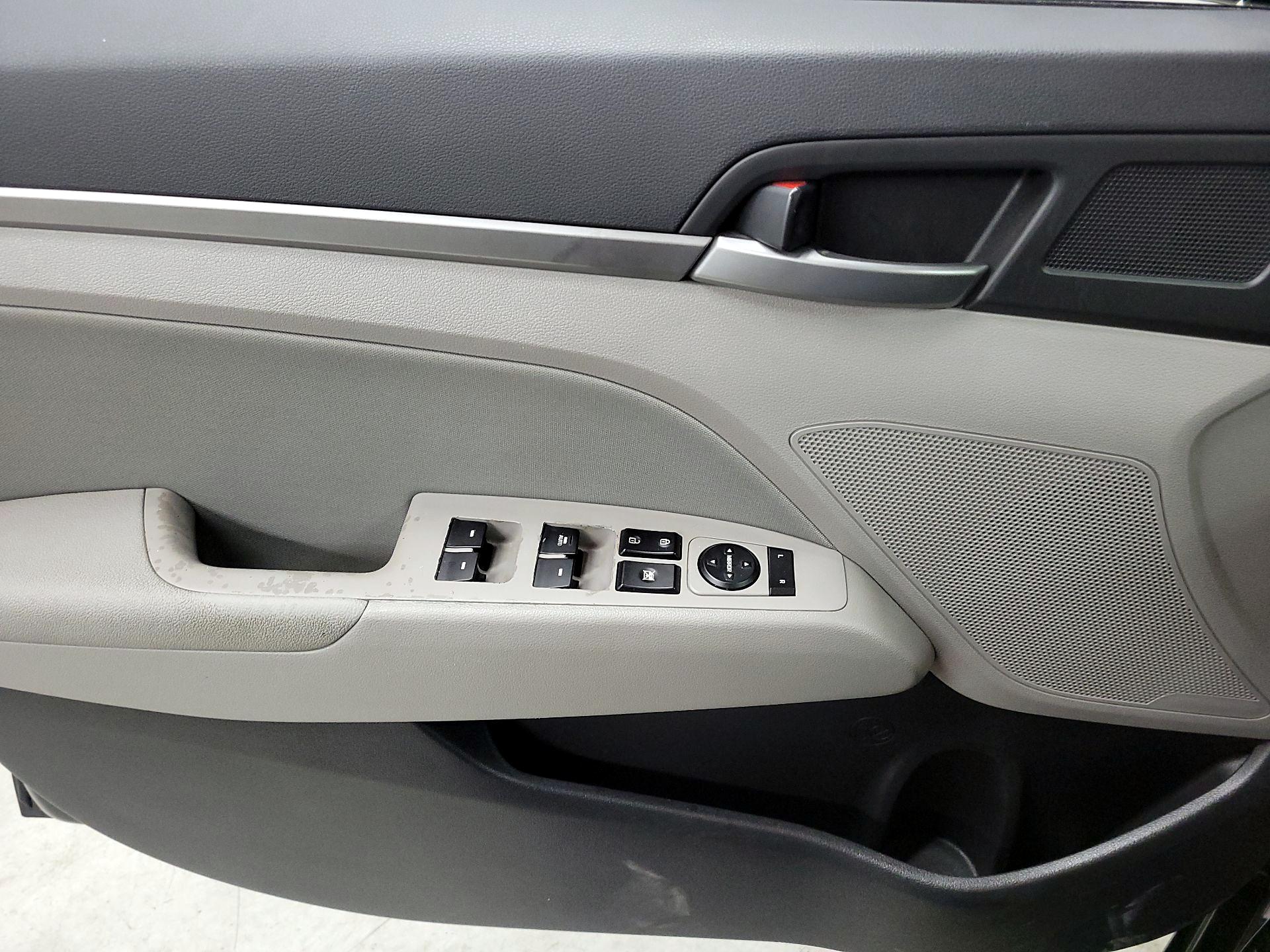 Thumbnail: 2017 Hyundai Elantra - 12