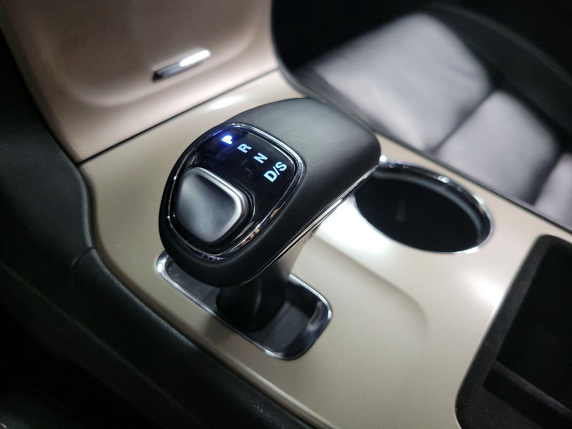 Thumbnail: 2015 Jeep Grand Cherokee - 17