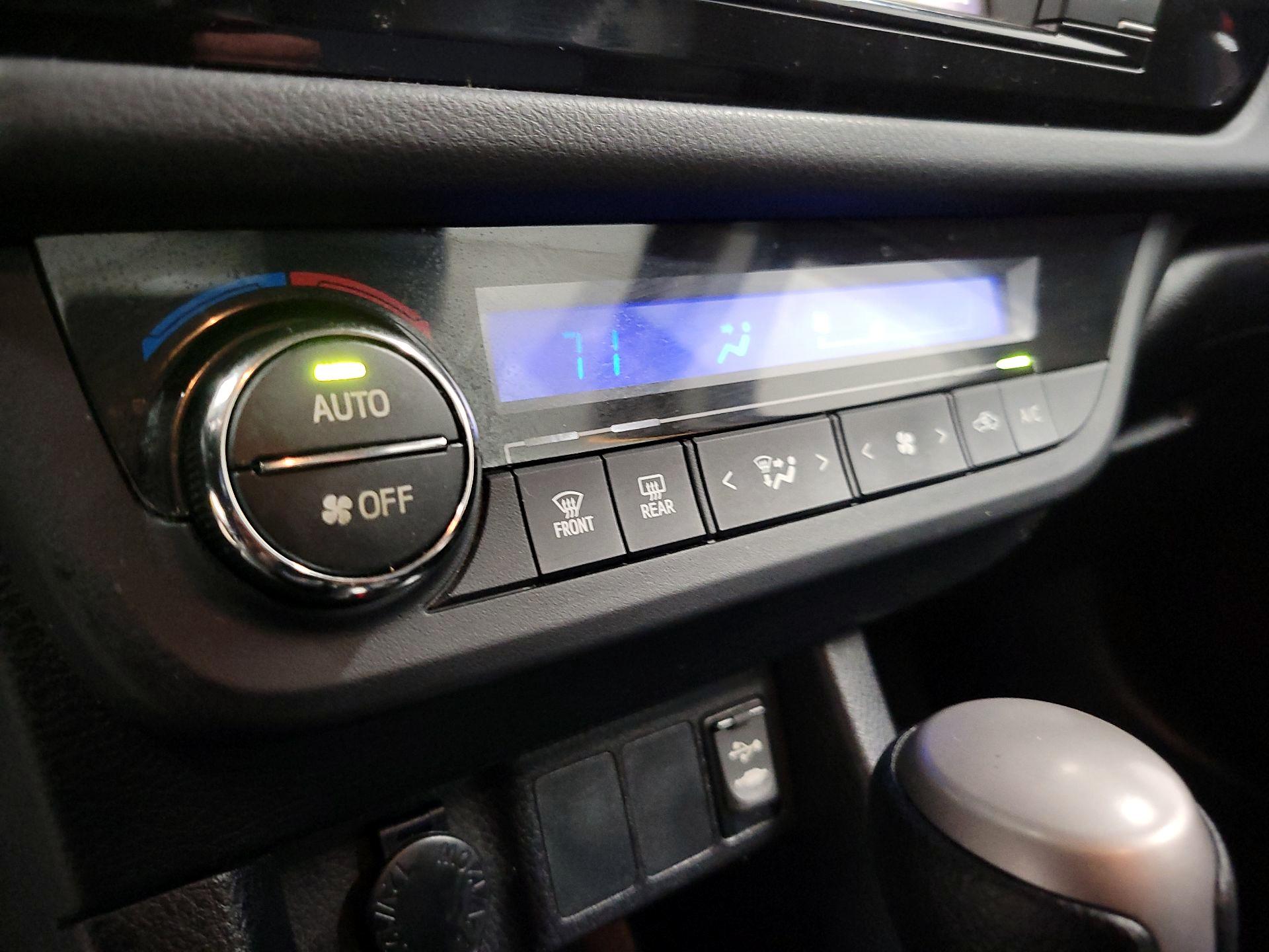 Thumbnail: 2015 Toyota Corolla - 16