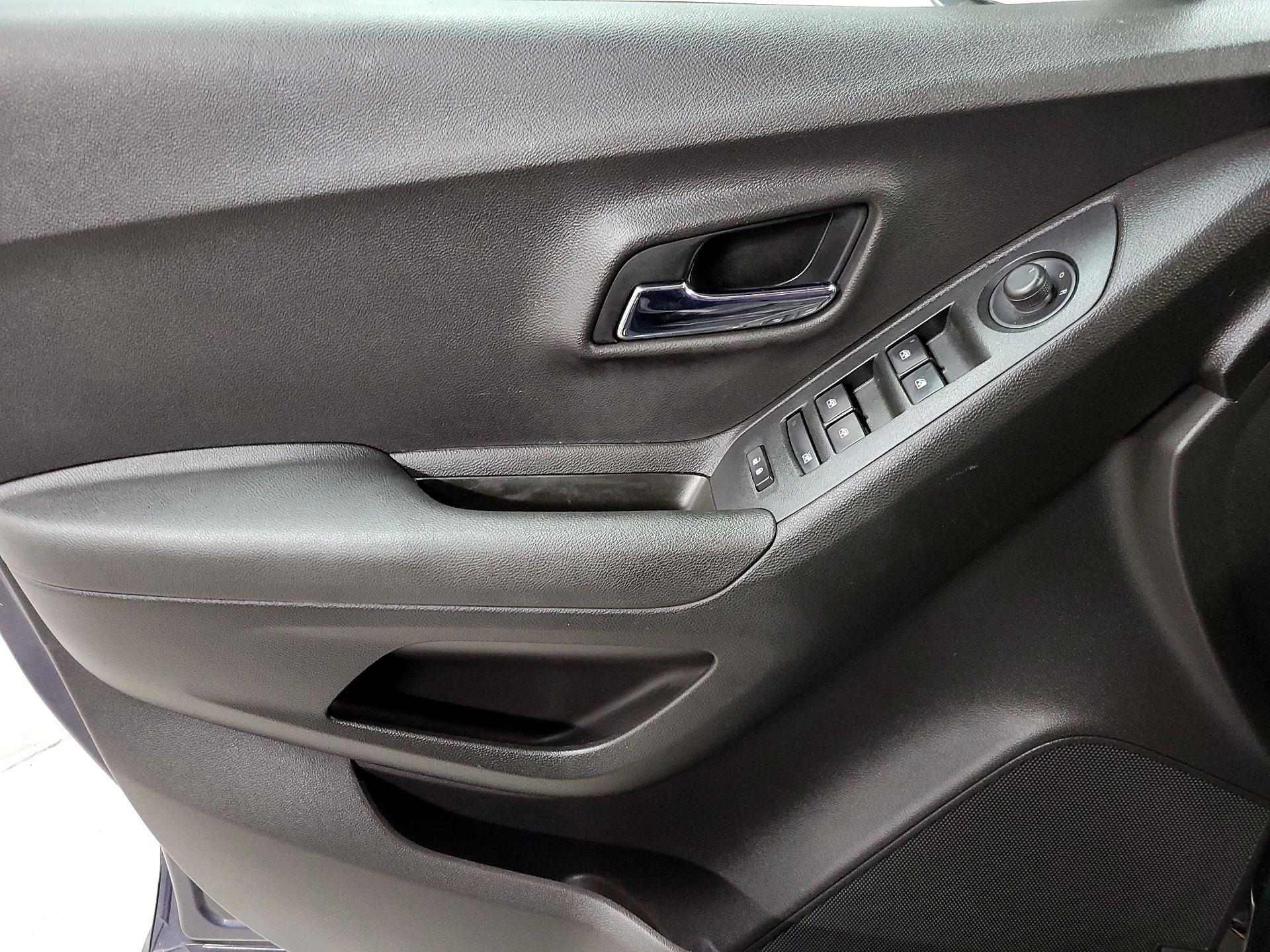 Thumbnail: 2018 Chevrolet Trax - 12