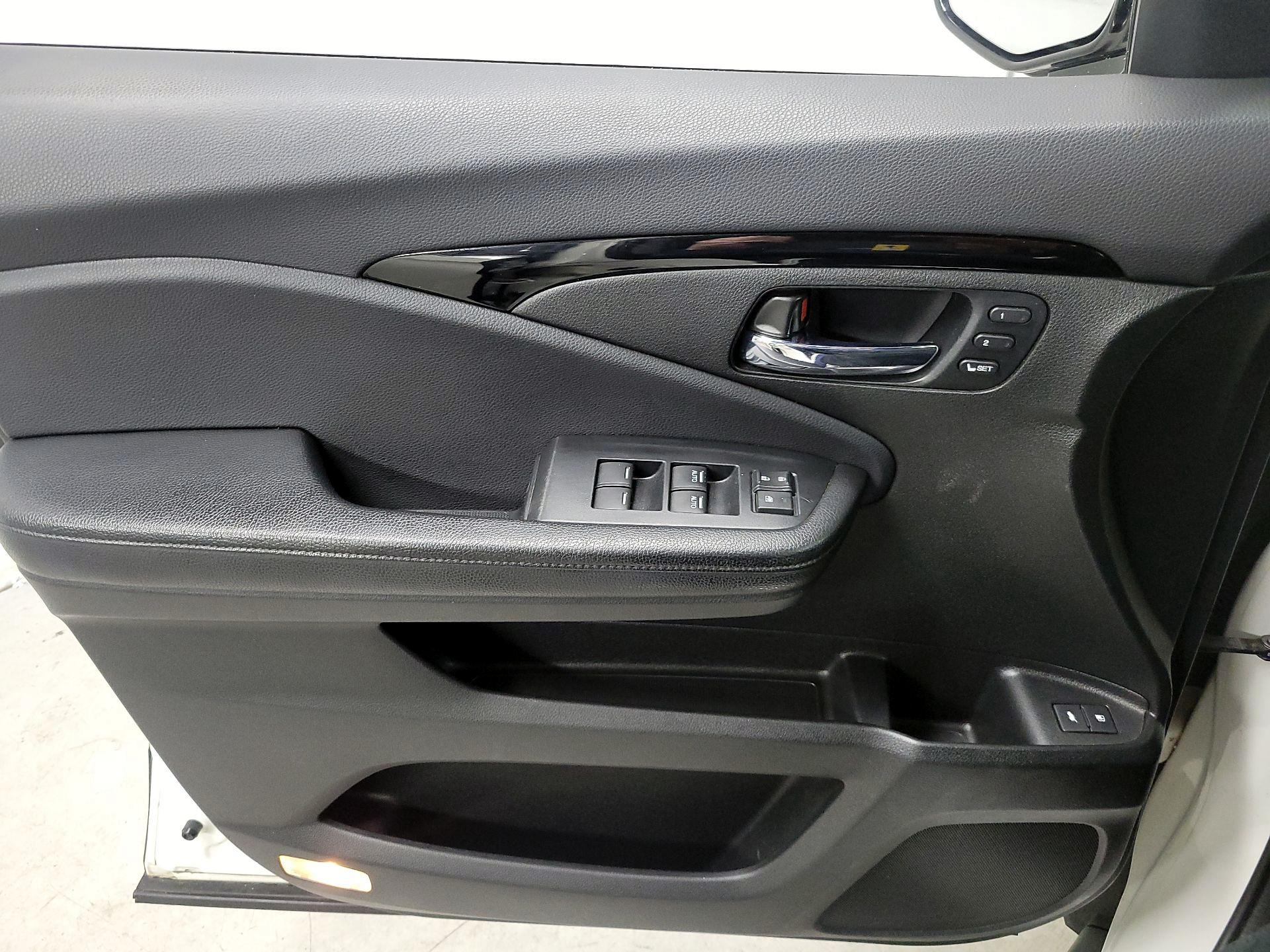 Thumbnail: 2017 Honda Pilot - 12