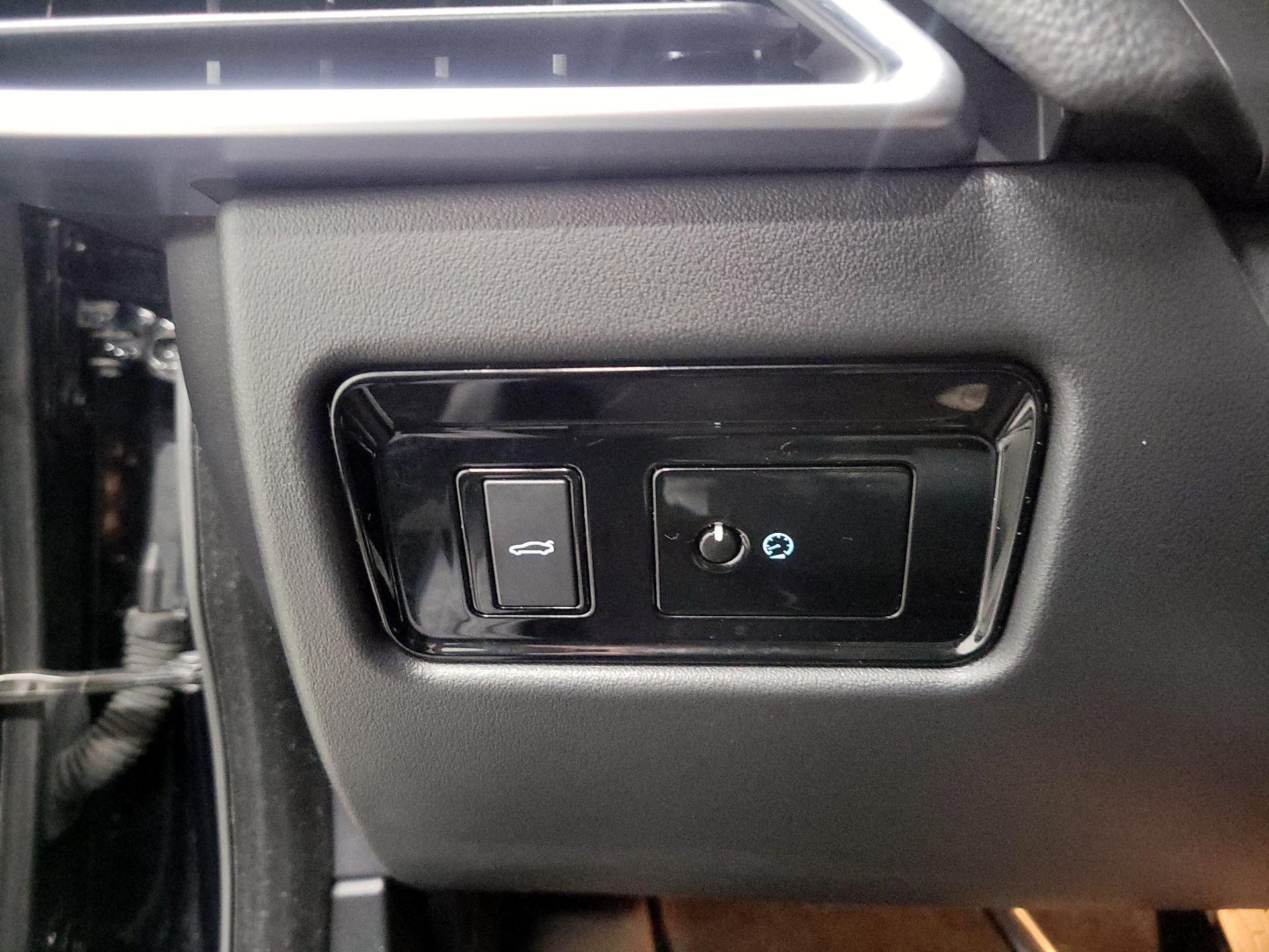 Thumbnail: 2018 Jaguar XE - 13