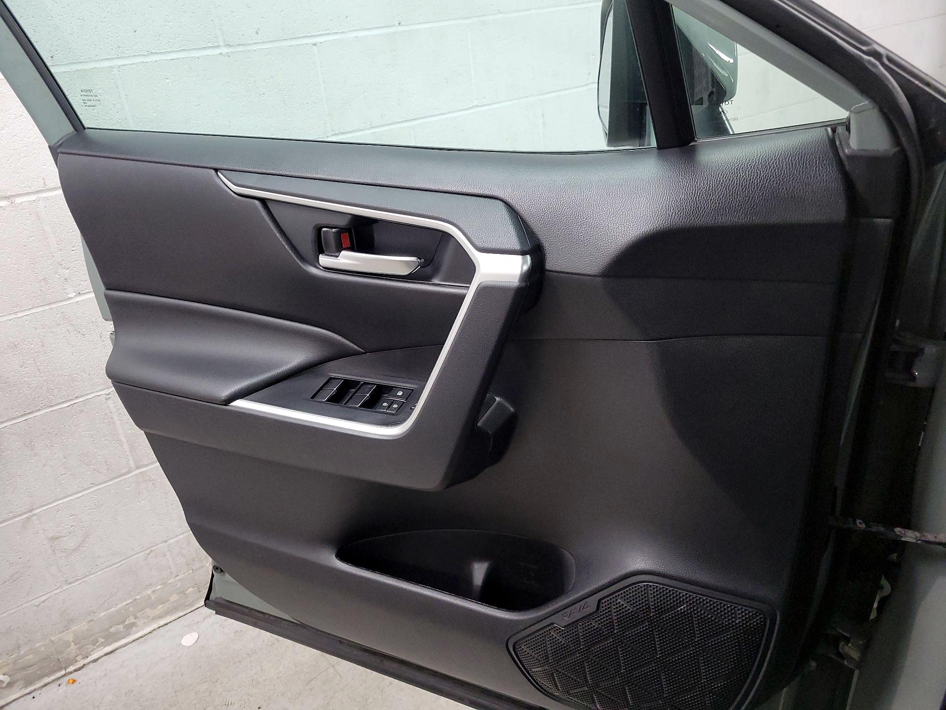 Thumbnail: 2020 Toyota RAV4 - 12