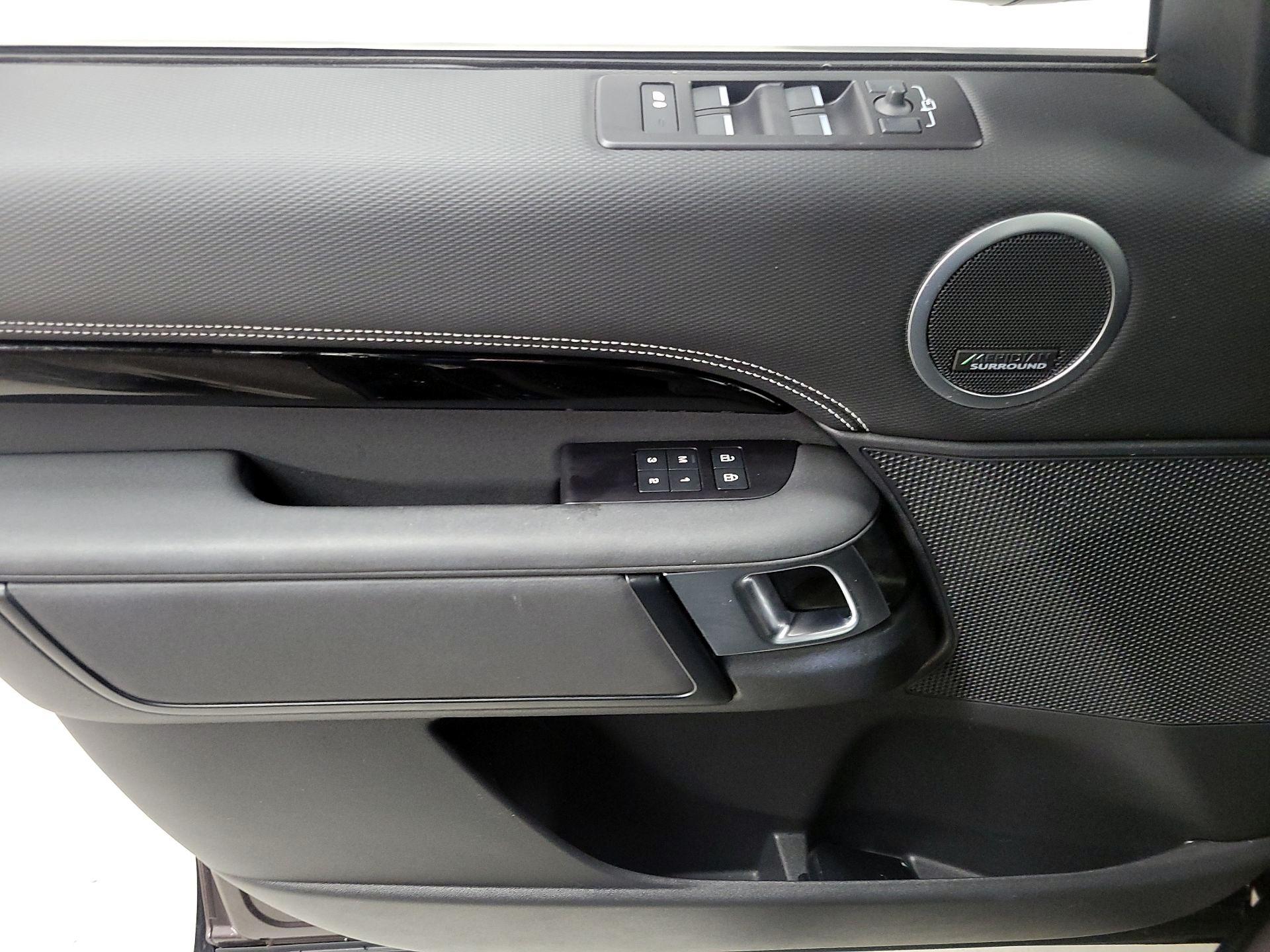 Thumbnail: 2023 Land Rover Discovery - 12