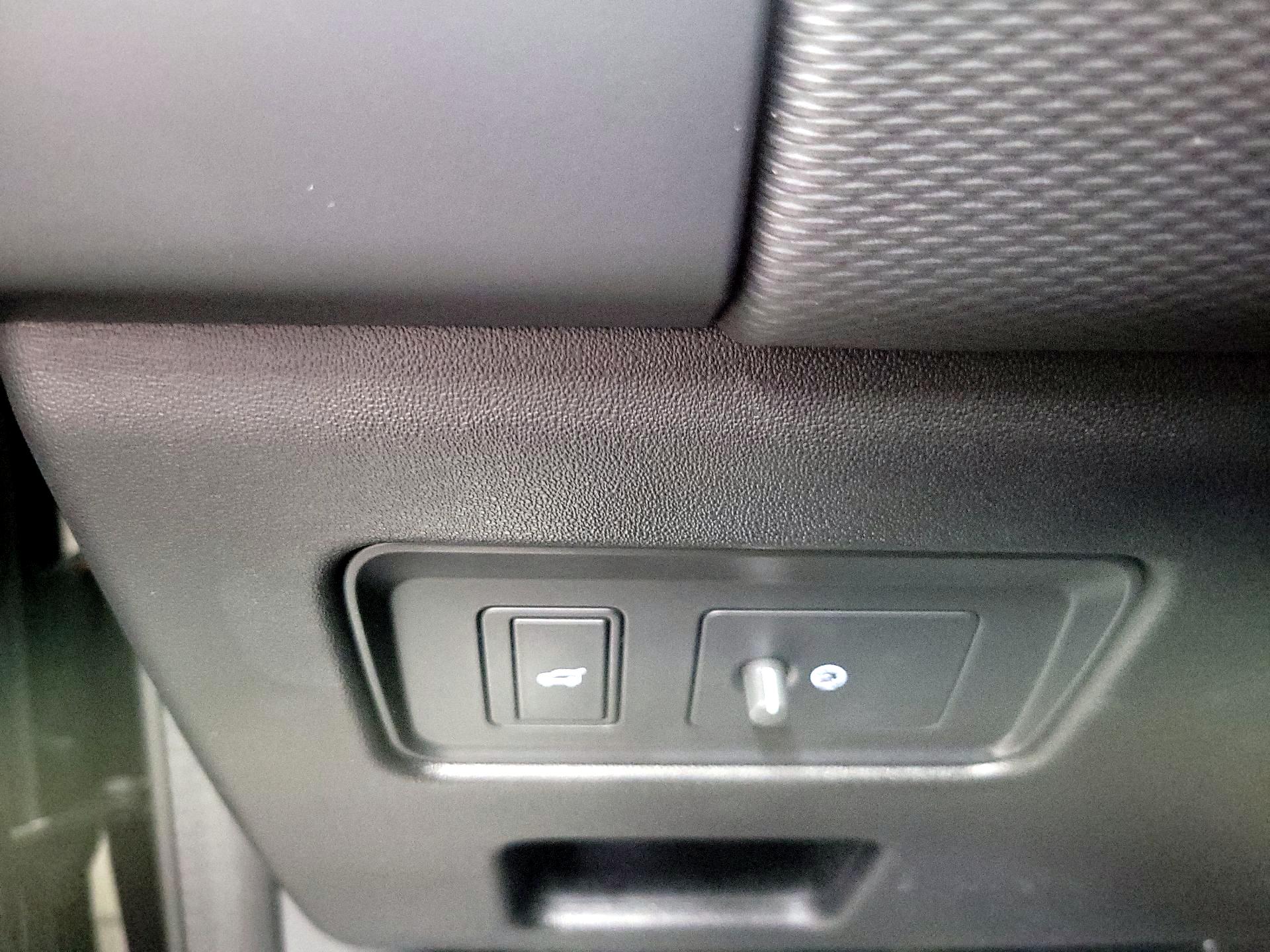 Thumbnail: 2023 Land Rover Discovery - 13