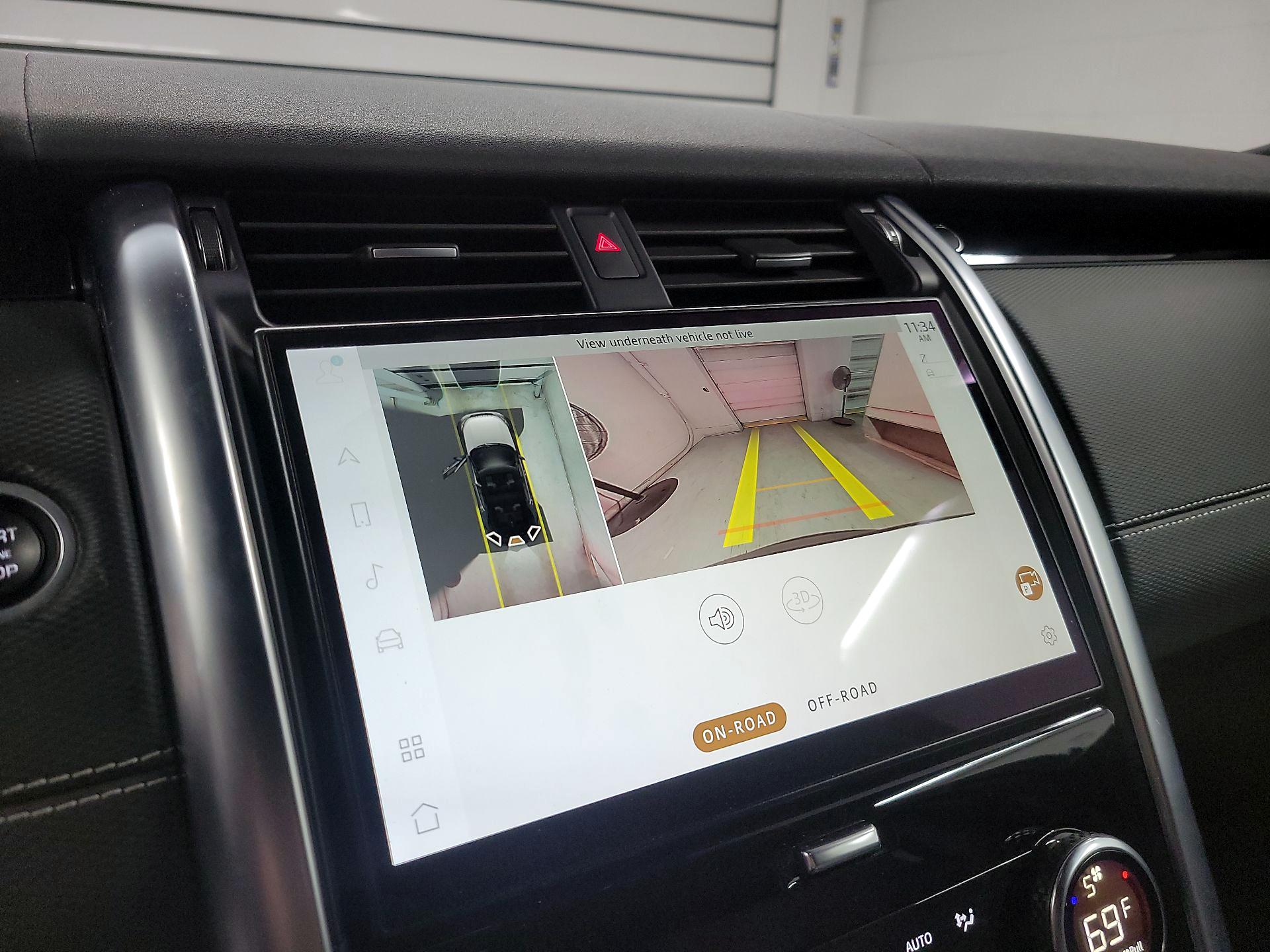 Thumbnail: 2023 Land Rover Discovery - 15