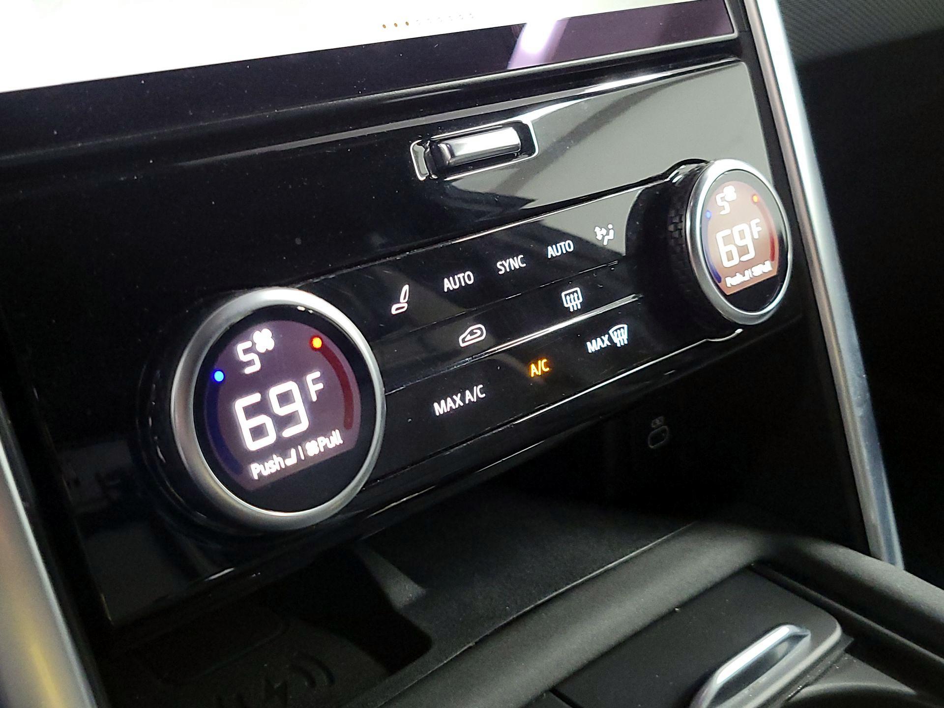 Thumbnail: 2023 Land Rover Discovery - 17