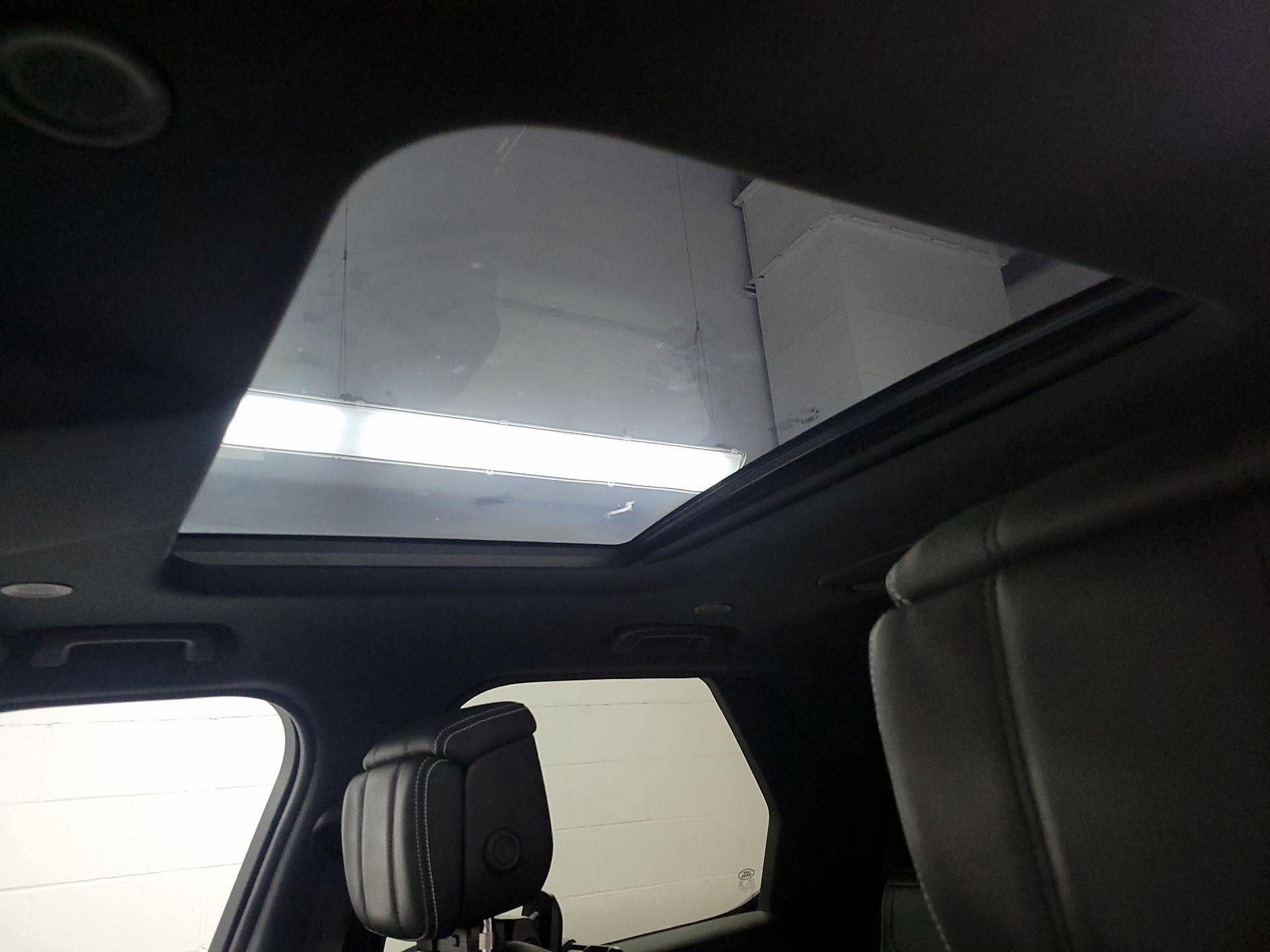 Thumbnail: 2023 Land Rover Discovery - 20