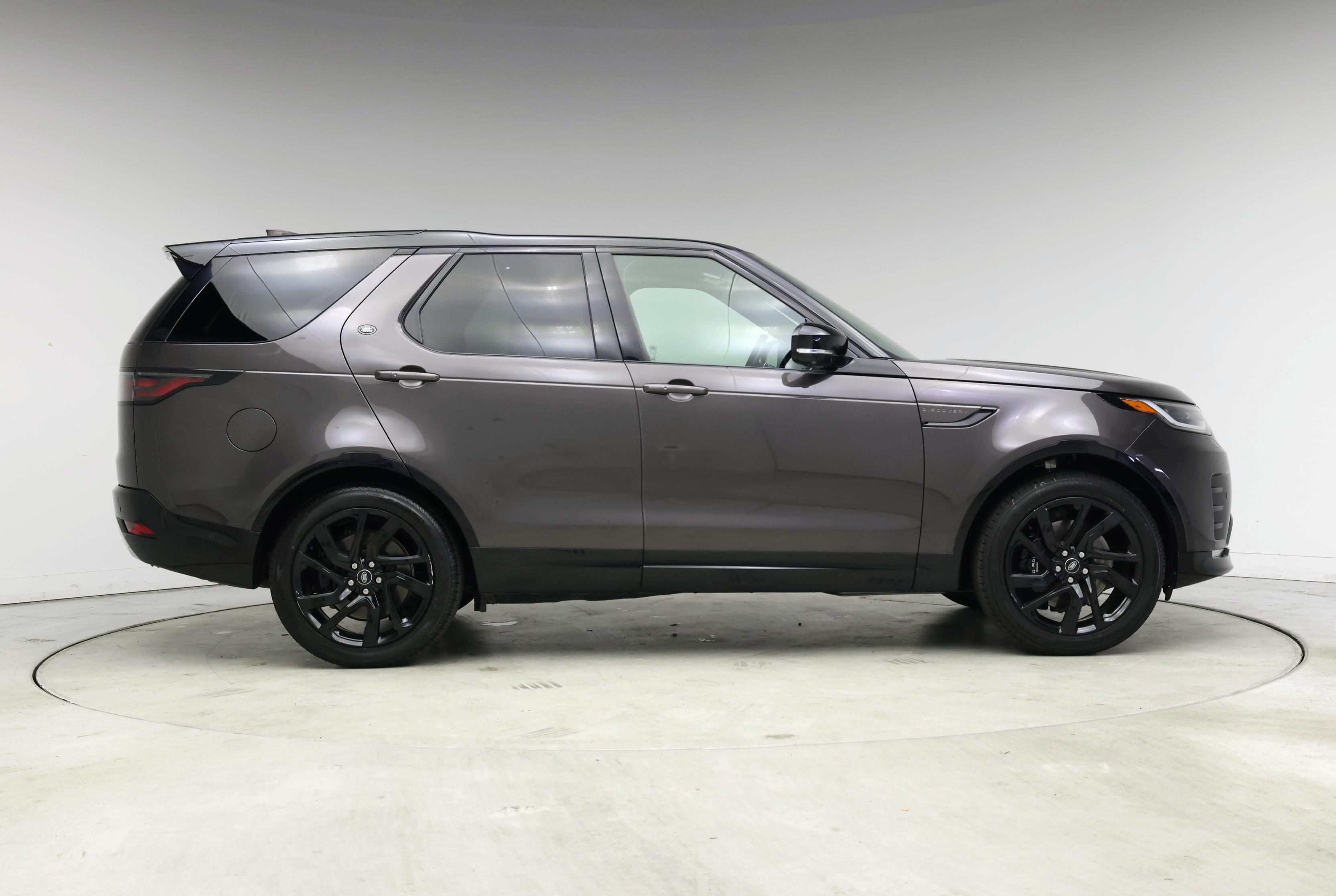 Thumbnail: 2023 Land Rover Discovery - 7