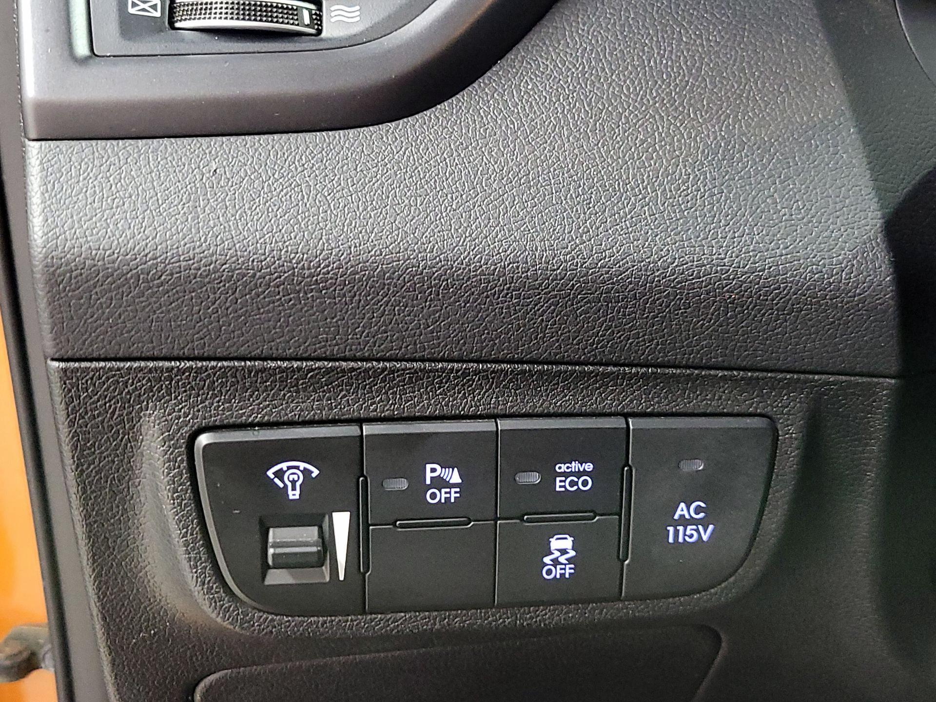 Thumbnail: 2016 Hyundai Veloster - 13