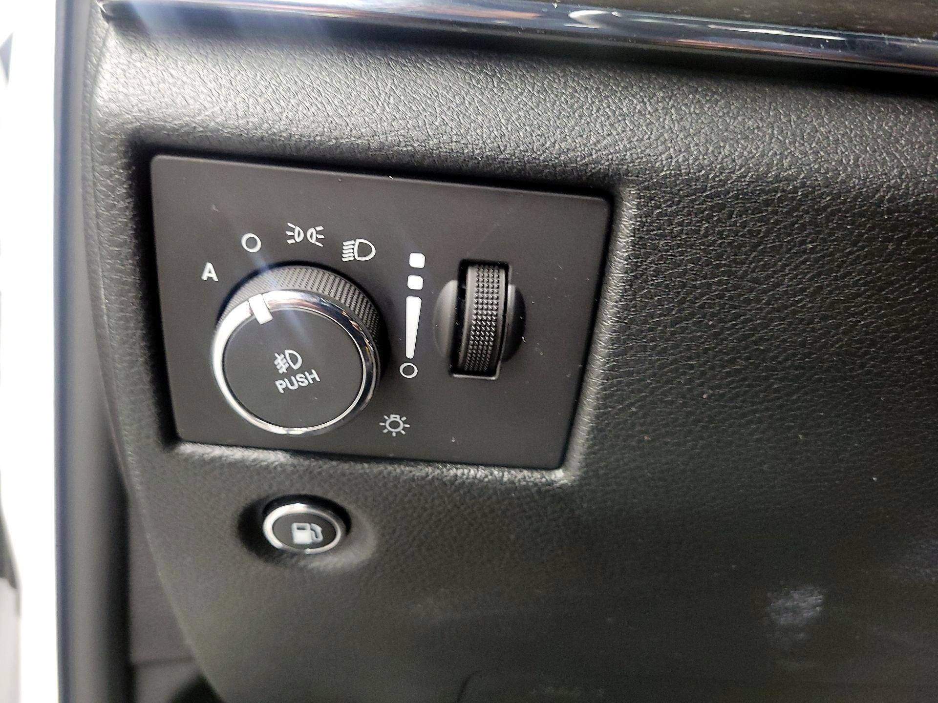 Thumbnail: 2015 Jeep Grand Cherokee - 11