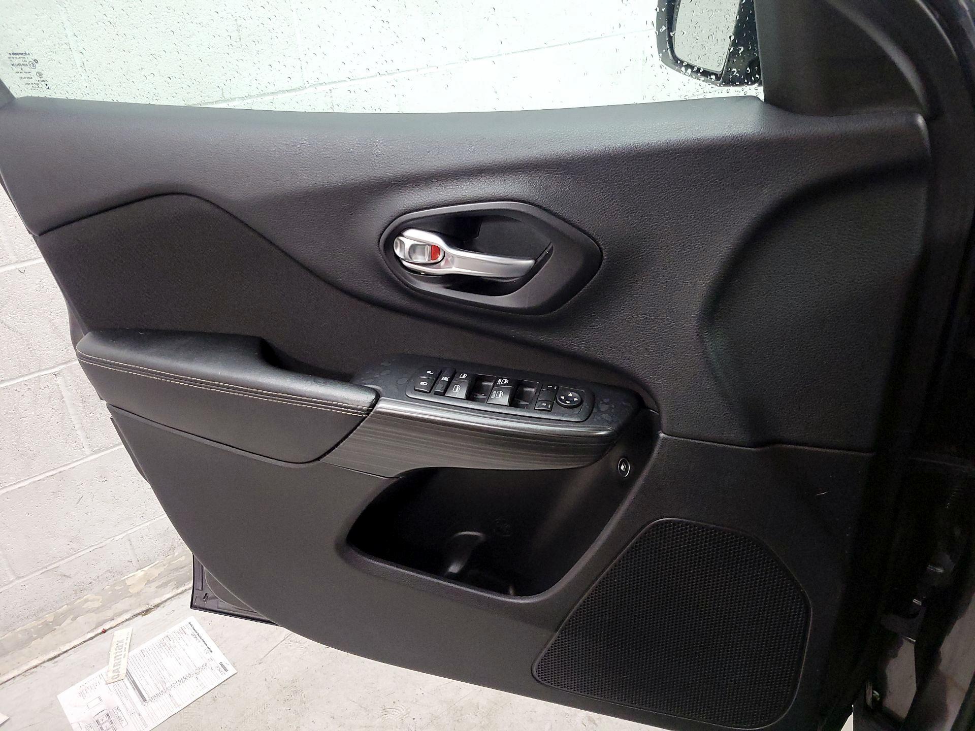 Thumbnail: 2015 Jeep Cherokee - 10