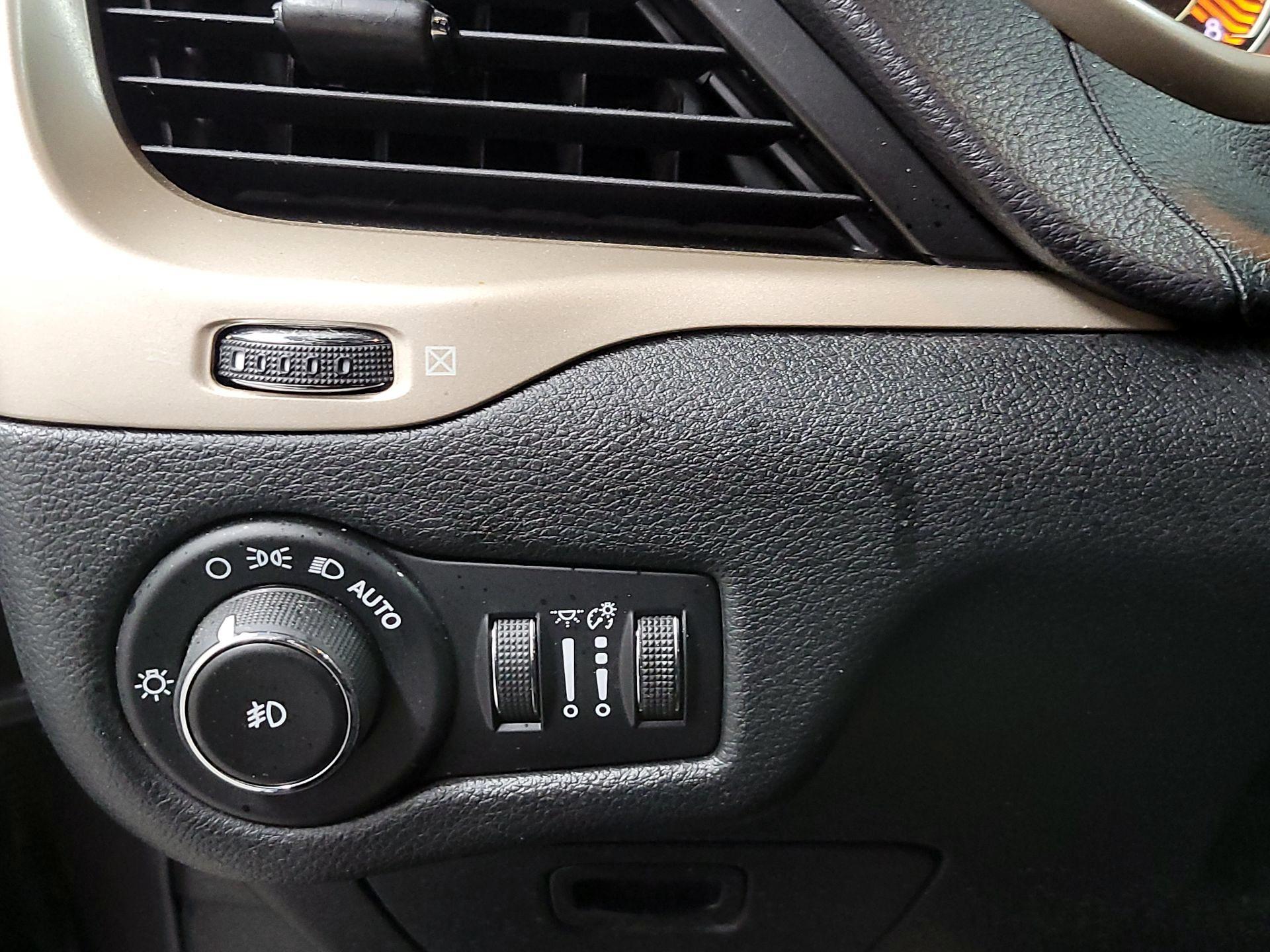 Thumbnail: 2015 Jeep Cherokee - 11