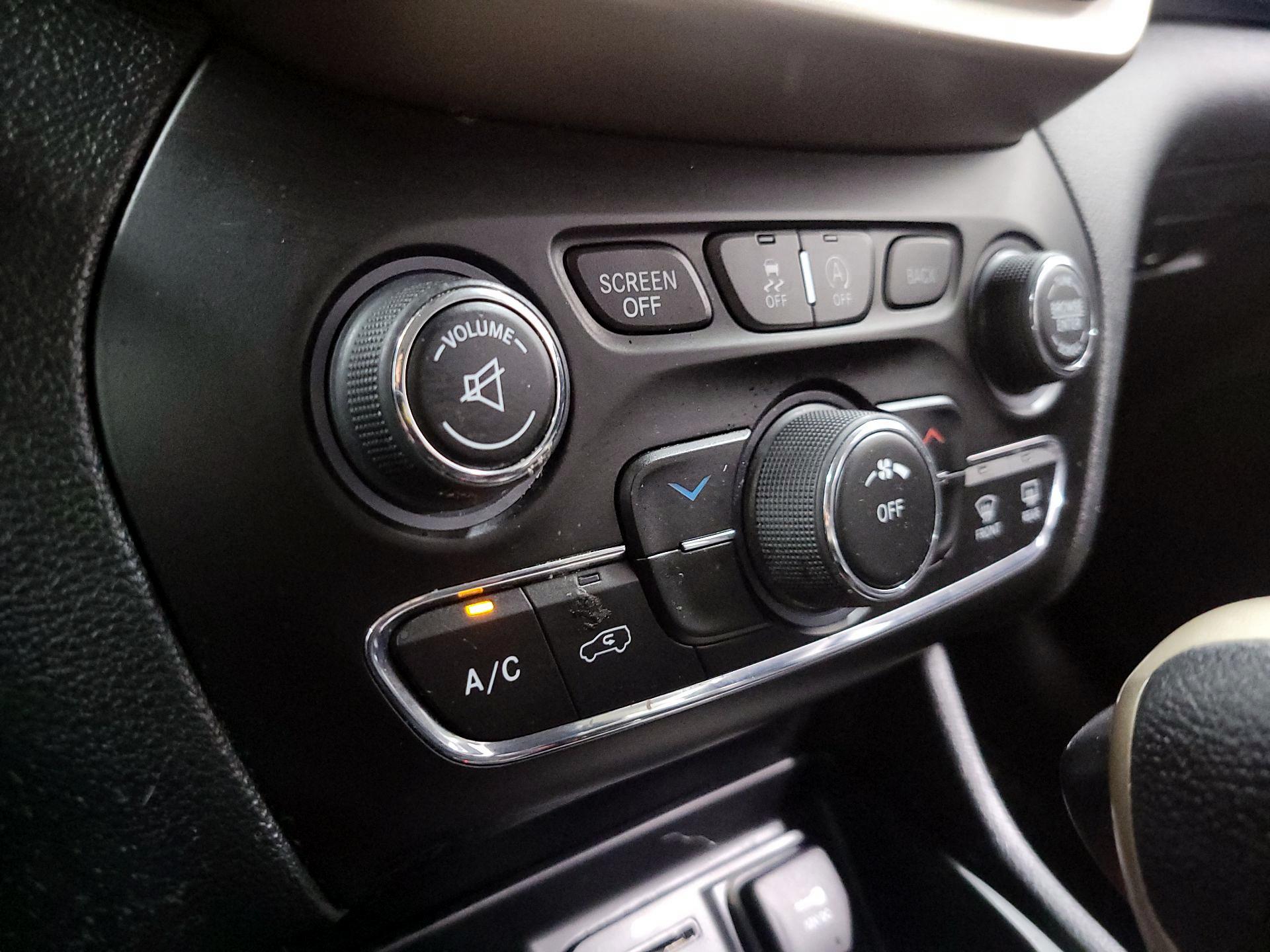 Thumbnail: 2015 Jeep Cherokee - 14