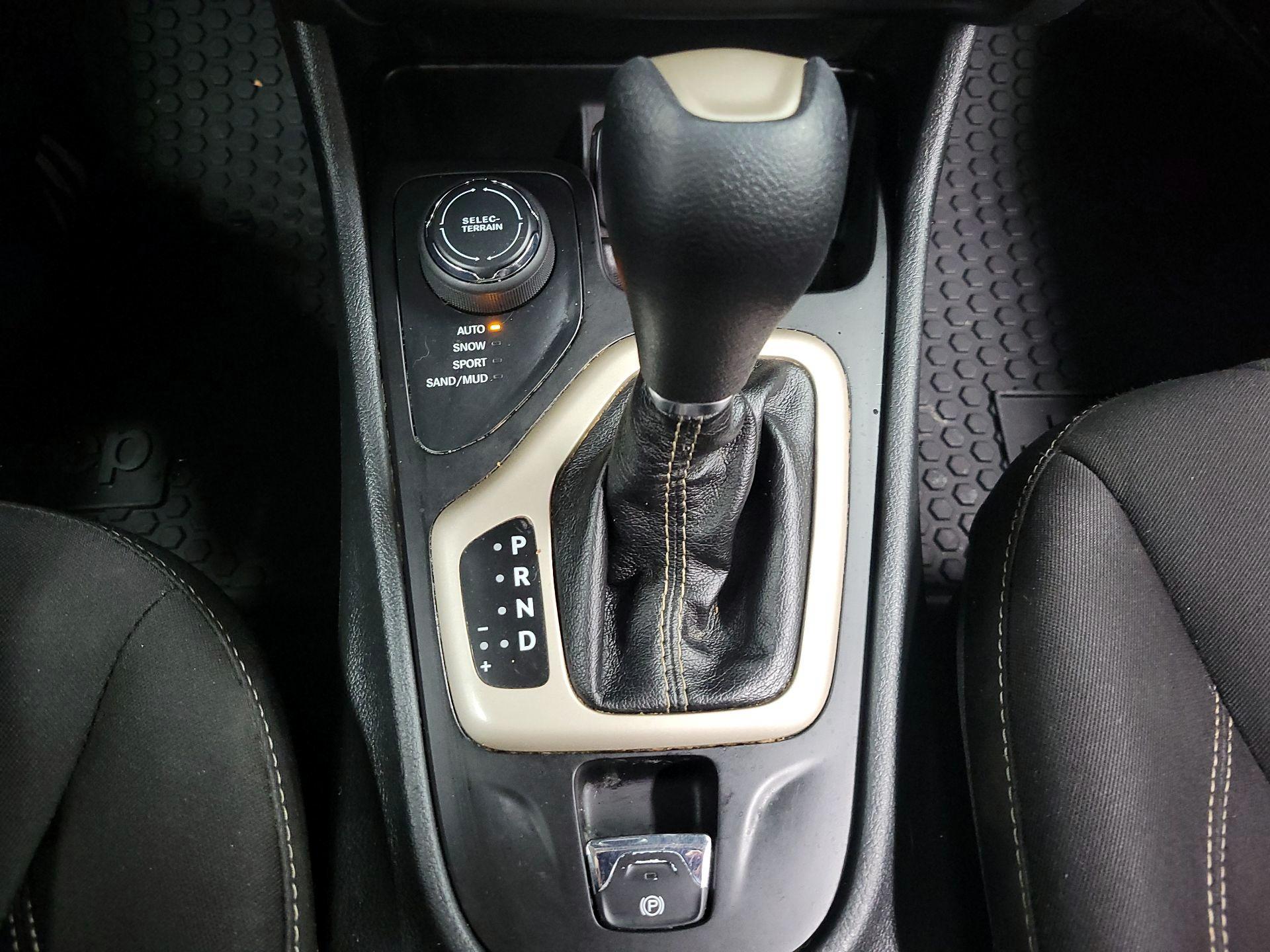 Thumbnail: 2015 Jeep Cherokee - 15