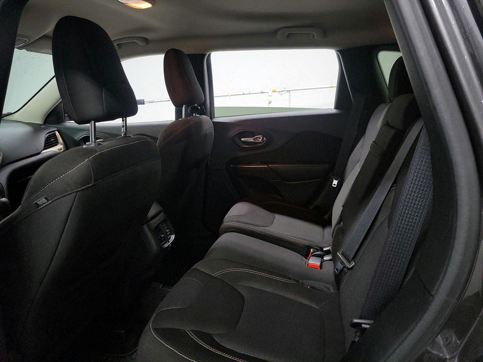 Thumbnail: 2015 Jeep Cherokee - 16