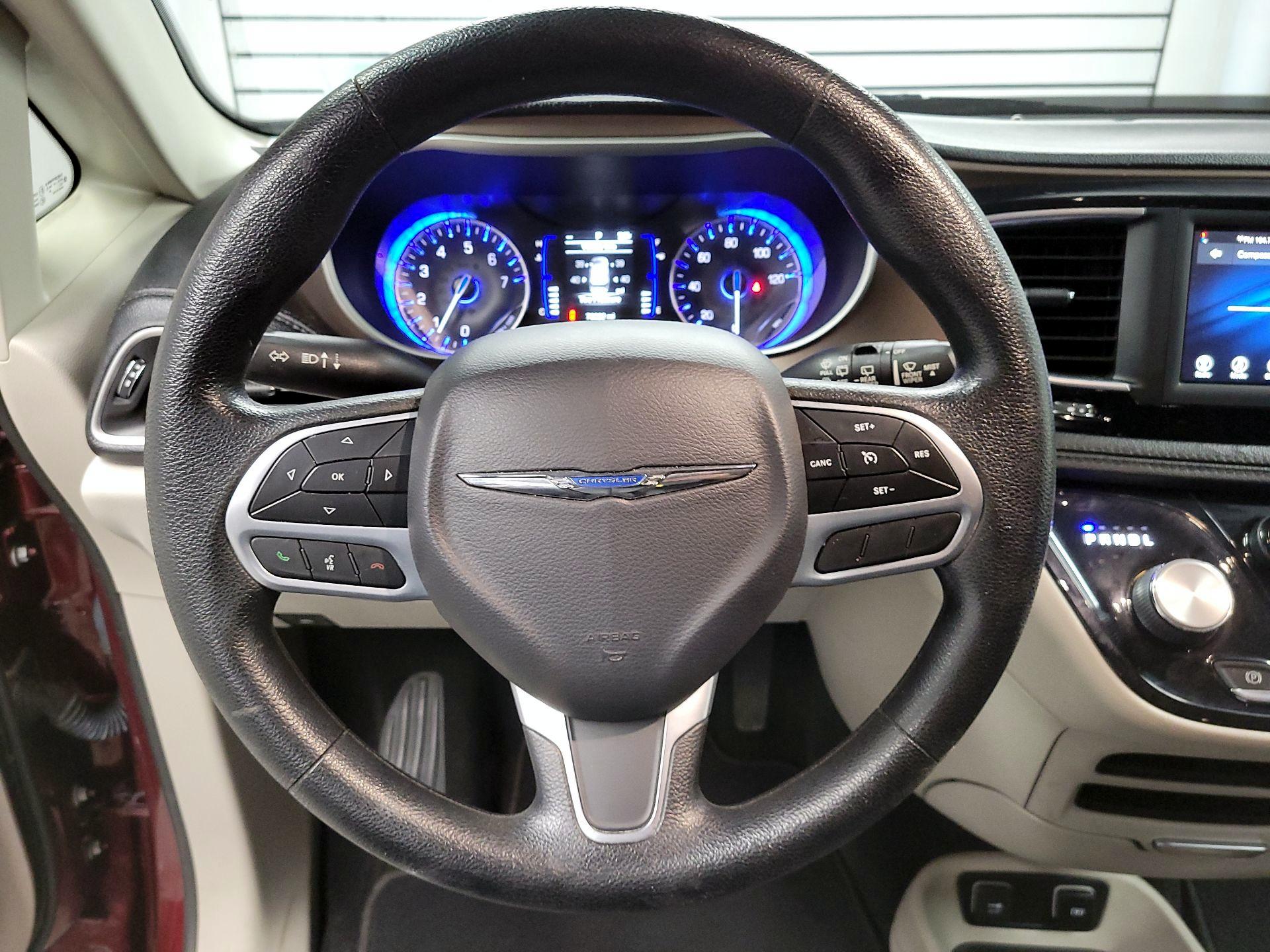 Thumbnail: 2021 Chrysler Voyager - 10