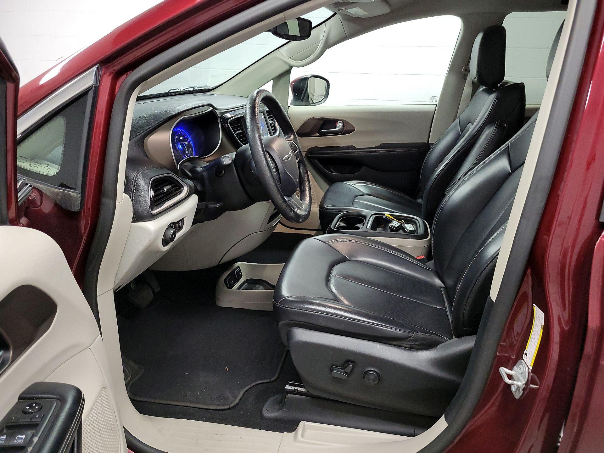 Thumbnail: 2021 Chrysler Voyager - 11