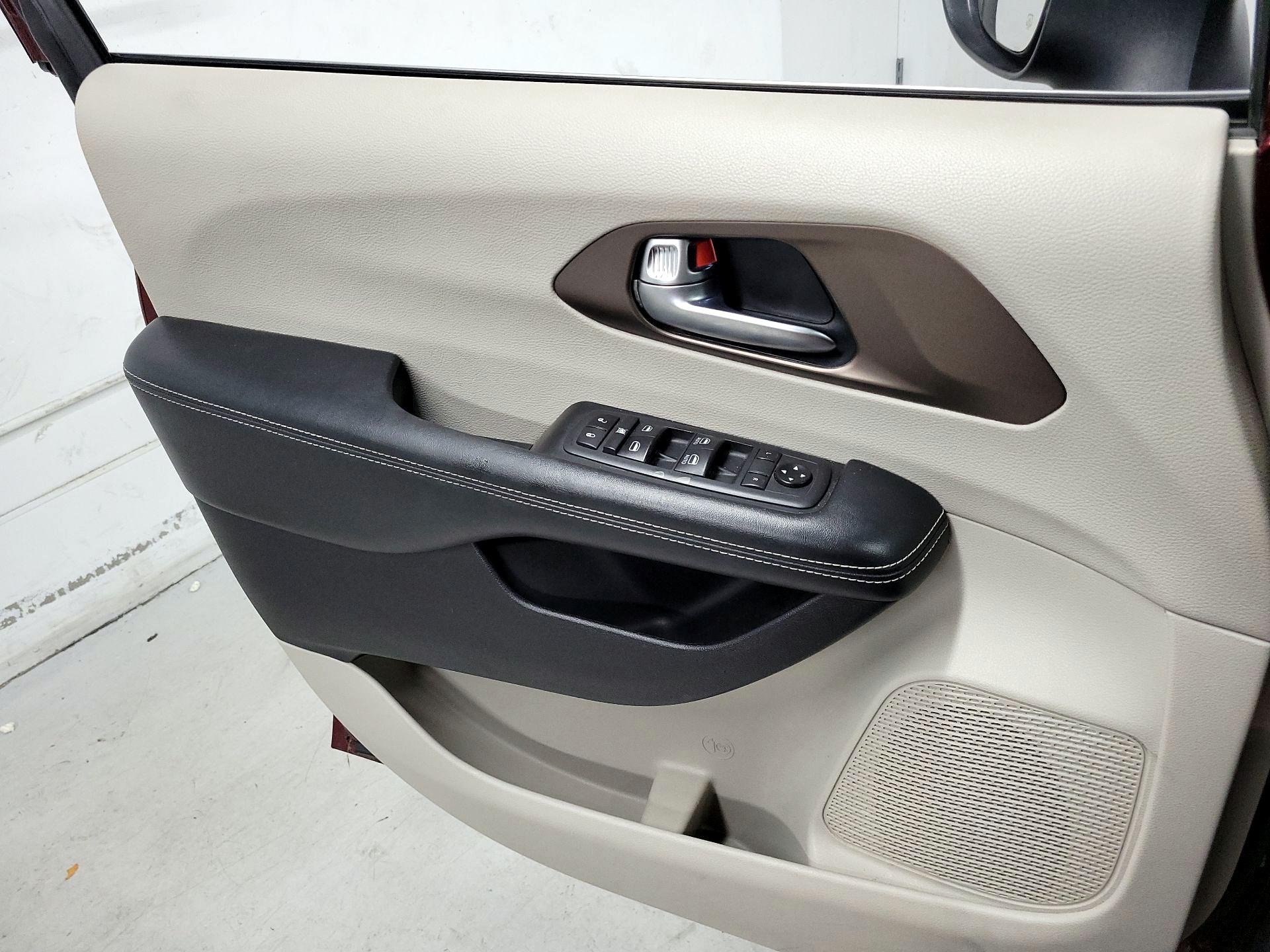 Thumbnail: 2021 Chrysler Voyager - 12