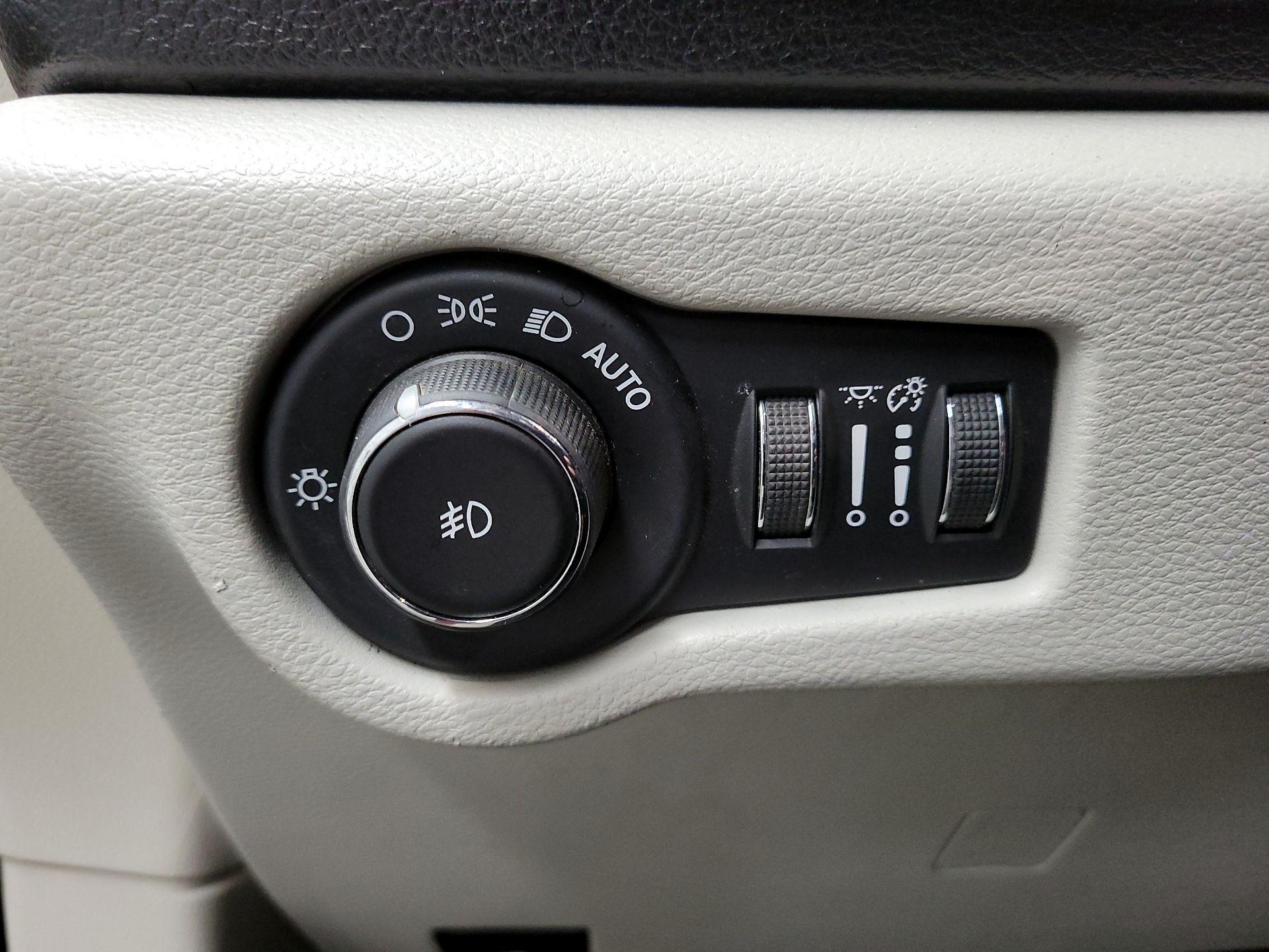 Thumbnail: 2021 Chrysler Voyager - 13