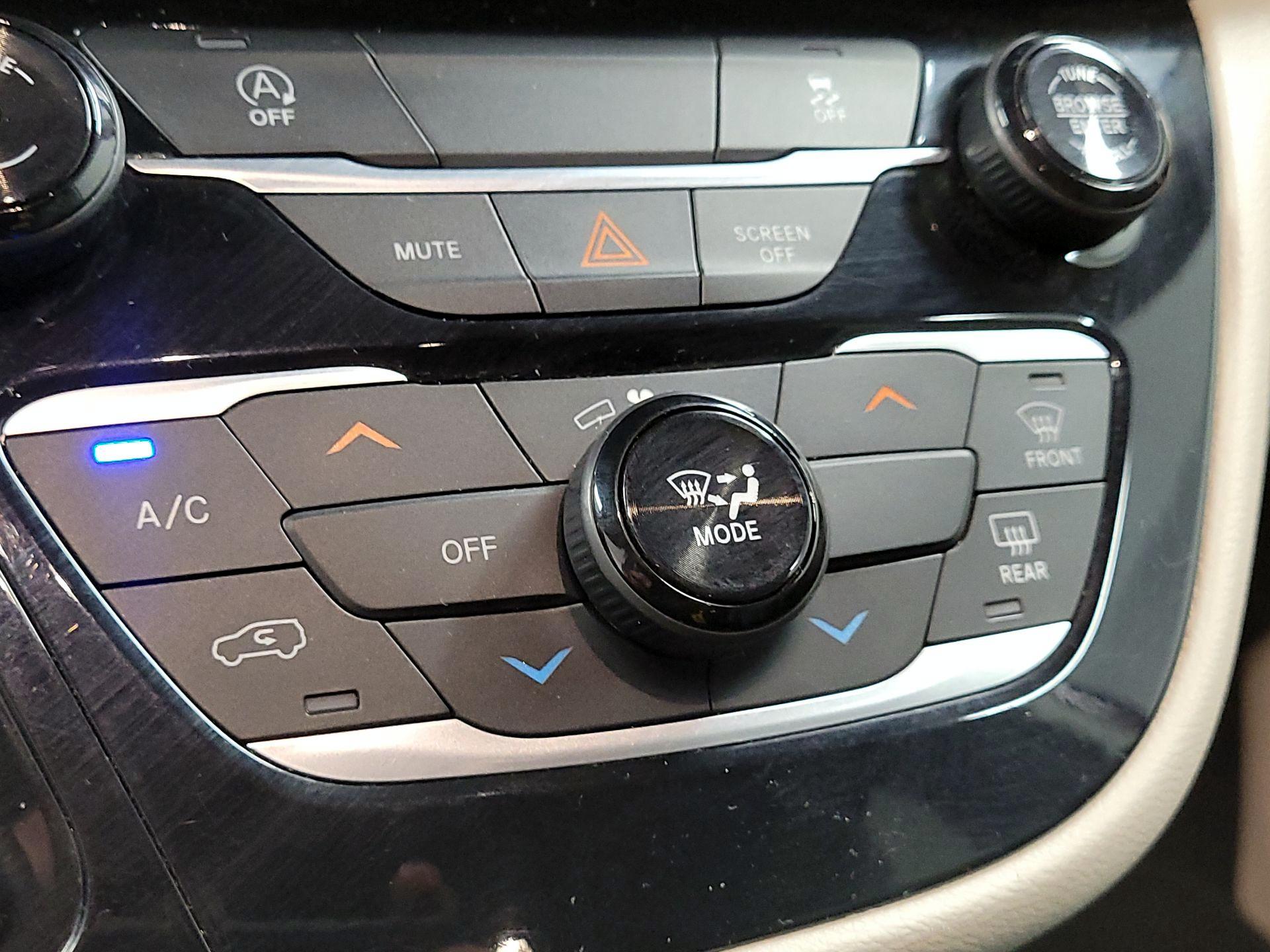 Thumbnail: 2021 Chrysler Voyager - 16