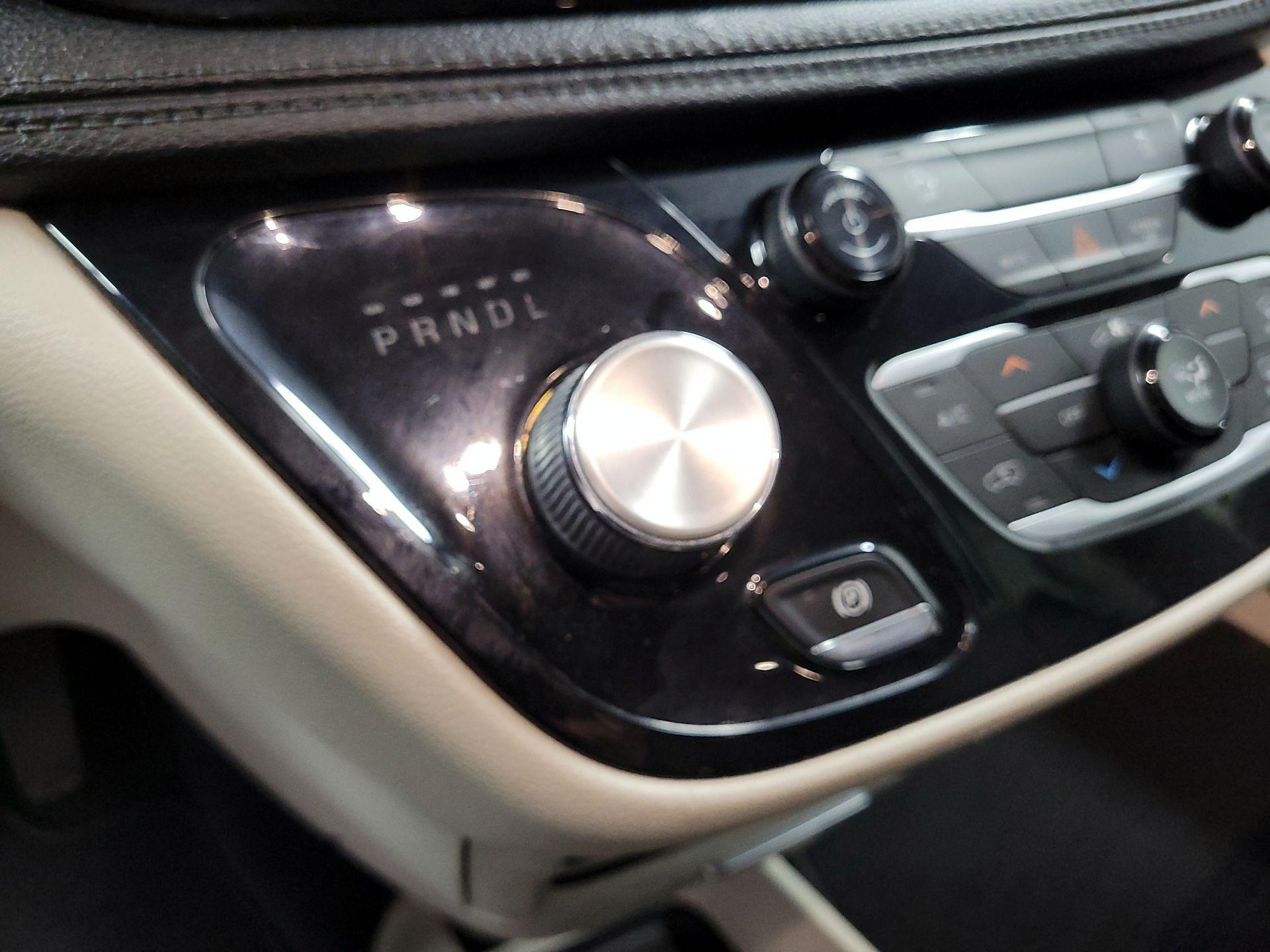 Thumbnail: 2021 Chrysler Voyager - 17