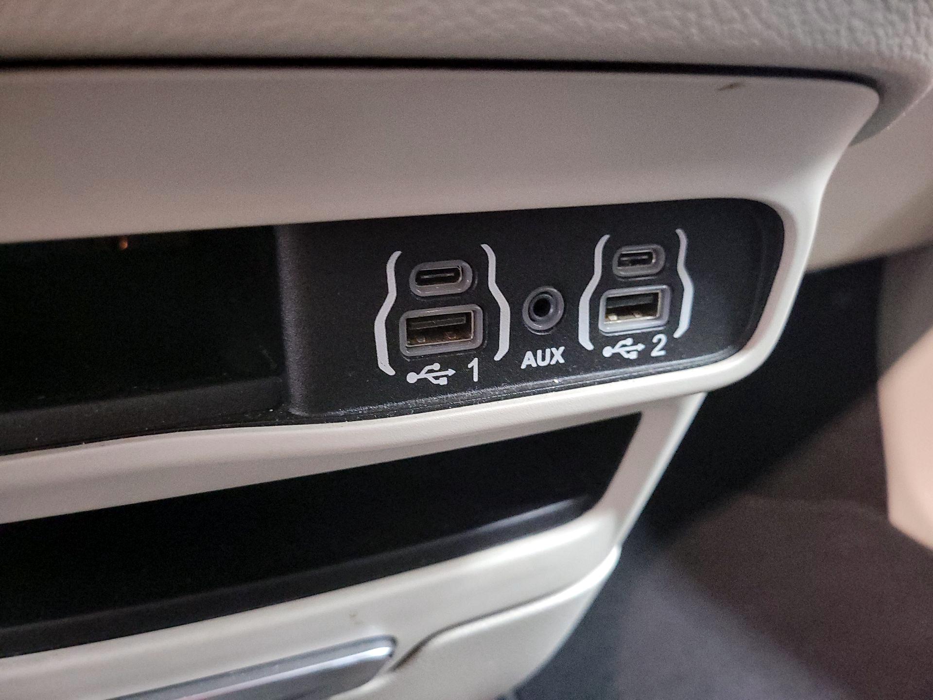 Thumbnail: 2021 Chrysler Voyager - 18