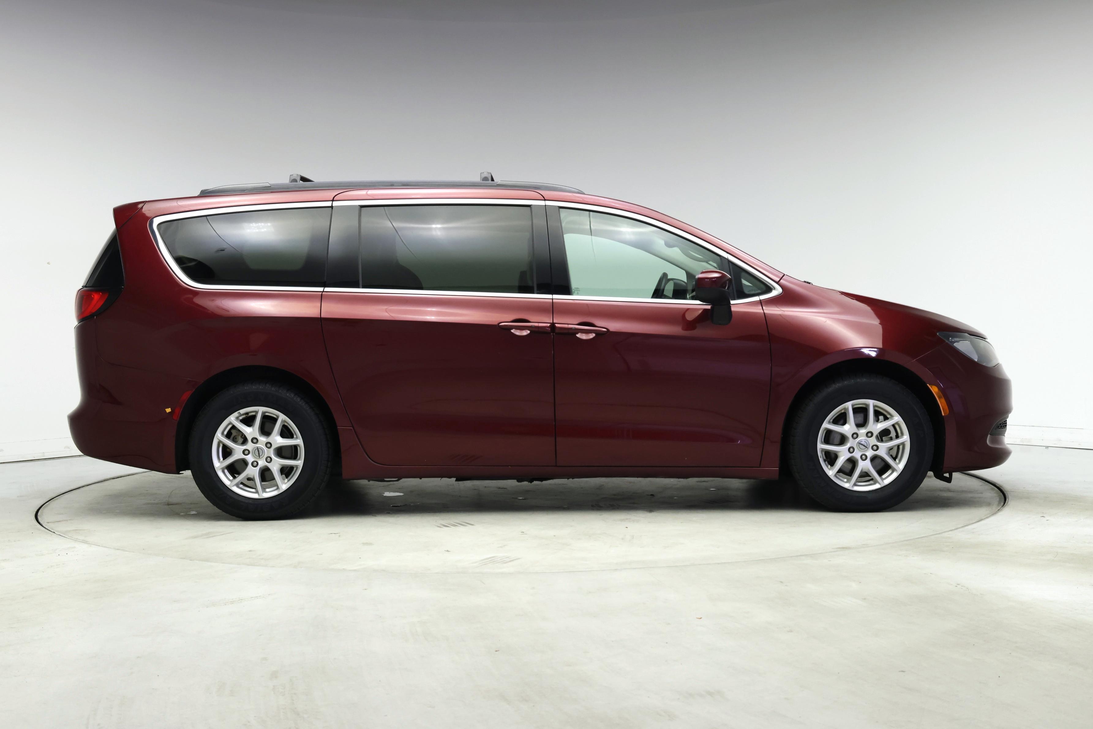 Thumbnail: 2021 Chrysler Voyager - 7