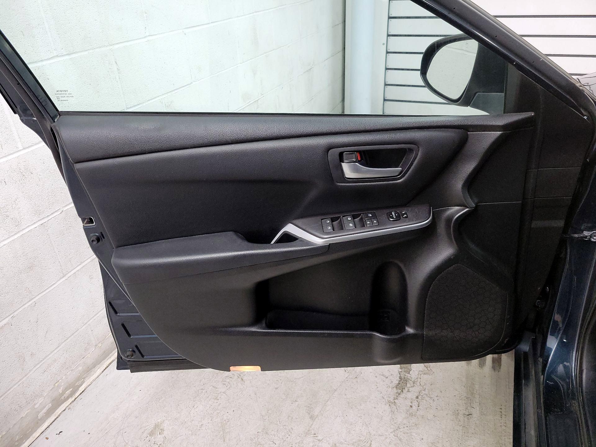 Thumbnail: 2016 Toyota Camry - 10