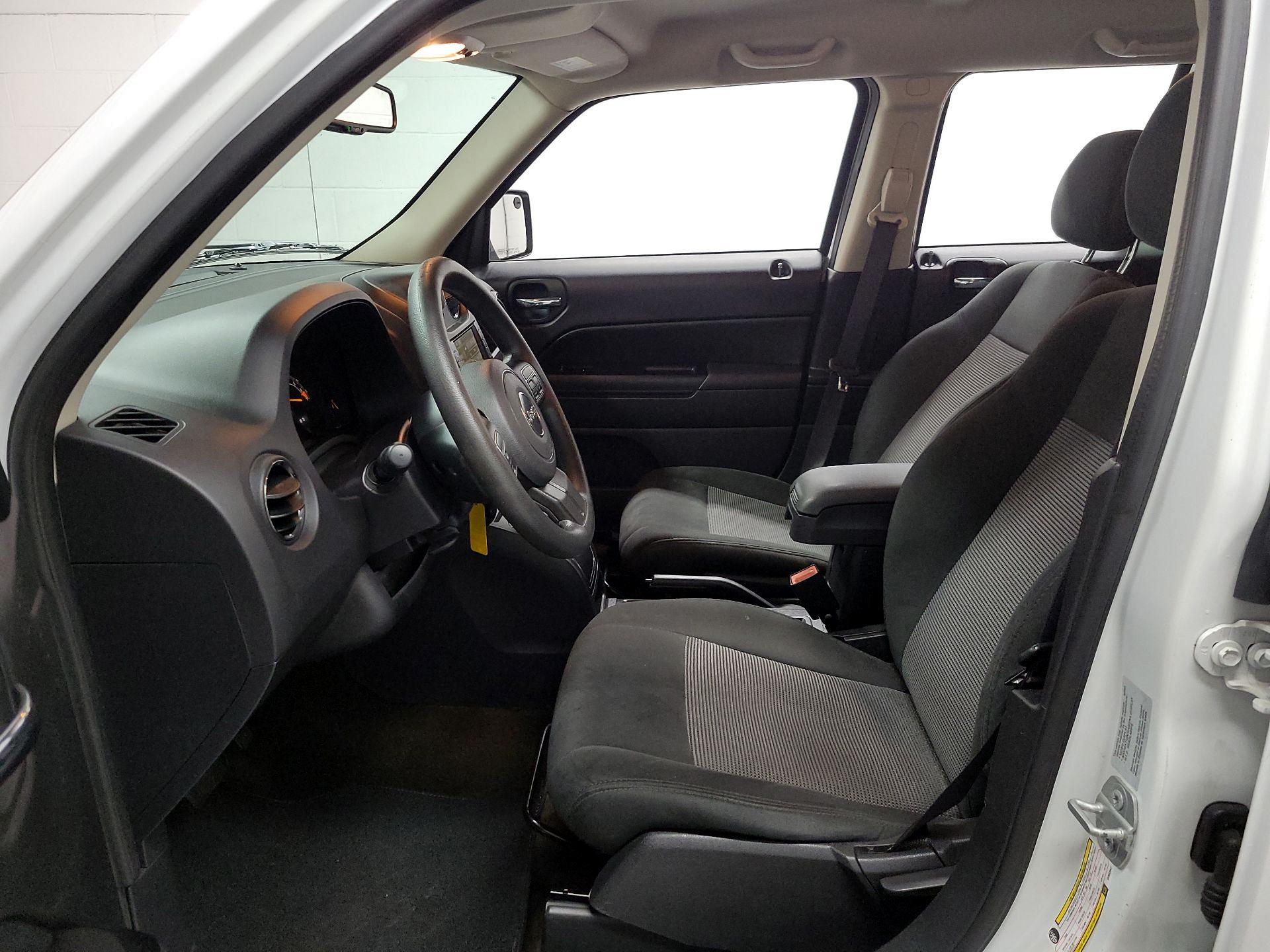 Thumbnail: 2016 Jeep Patriot - 11