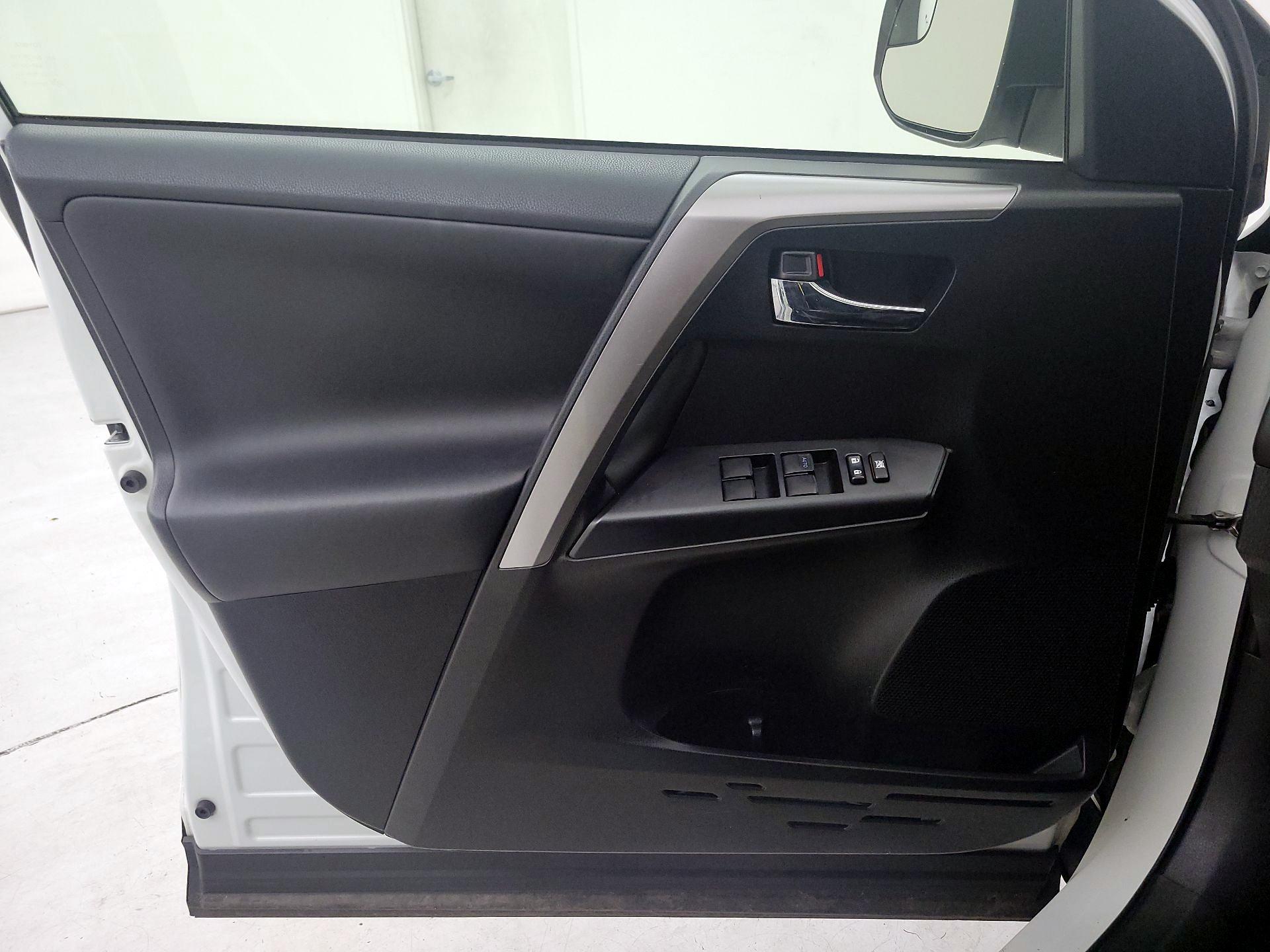 Thumbnail: 2016 Toyota RAV4 - 12