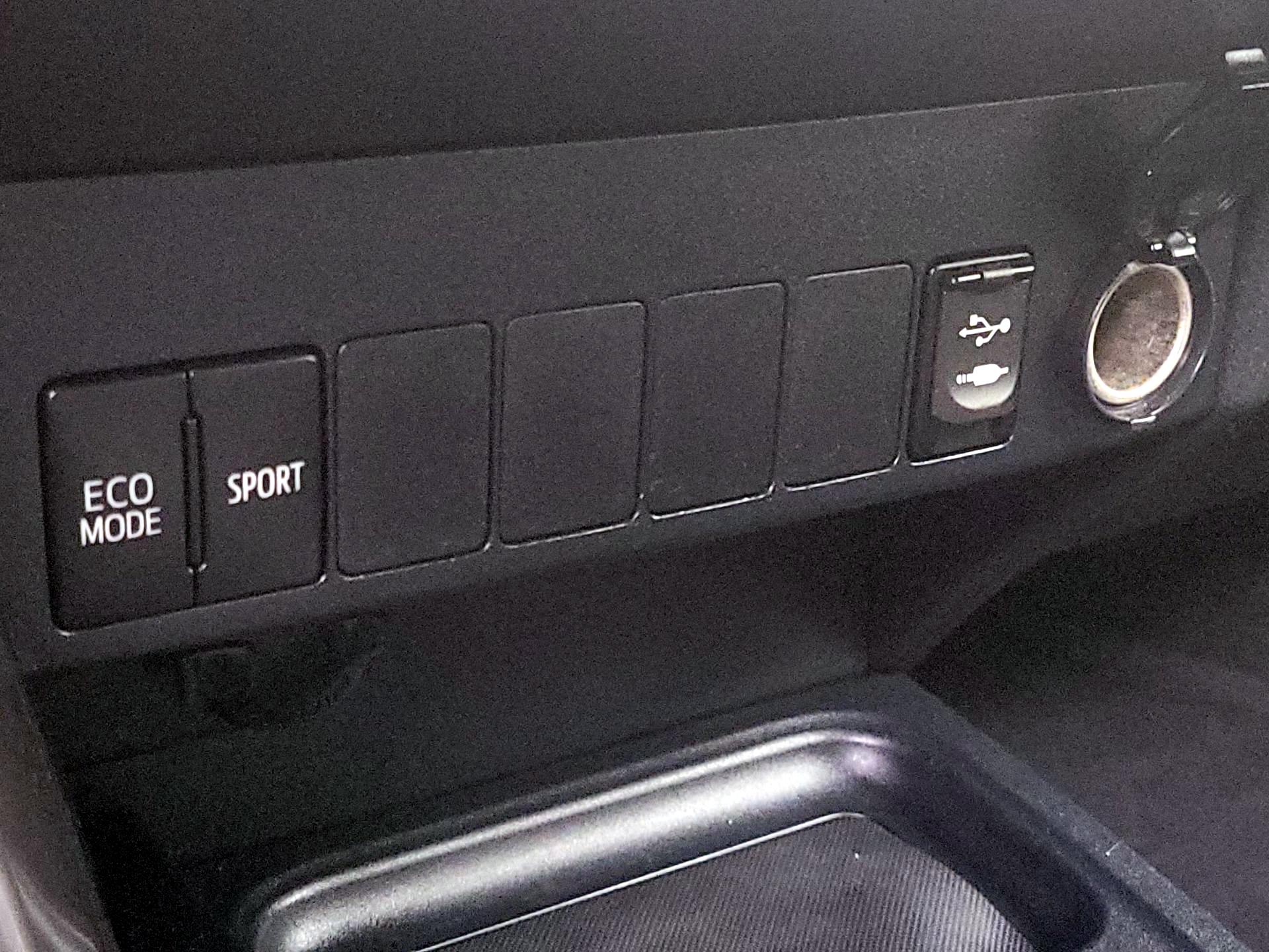 Thumbnail: 2016 Toyota RAV4 - 18