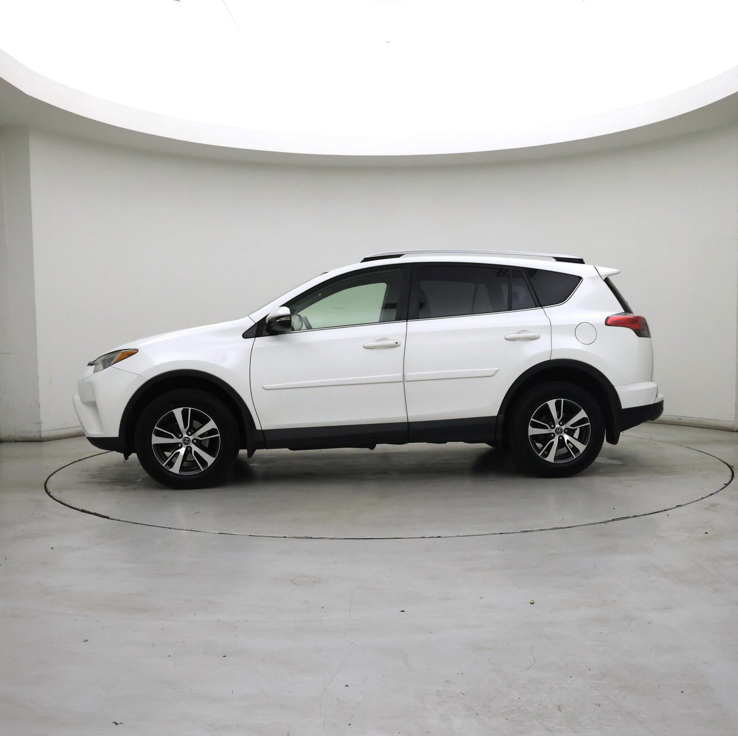 Thumbnail: 2016 Toyota RAV4 - 3